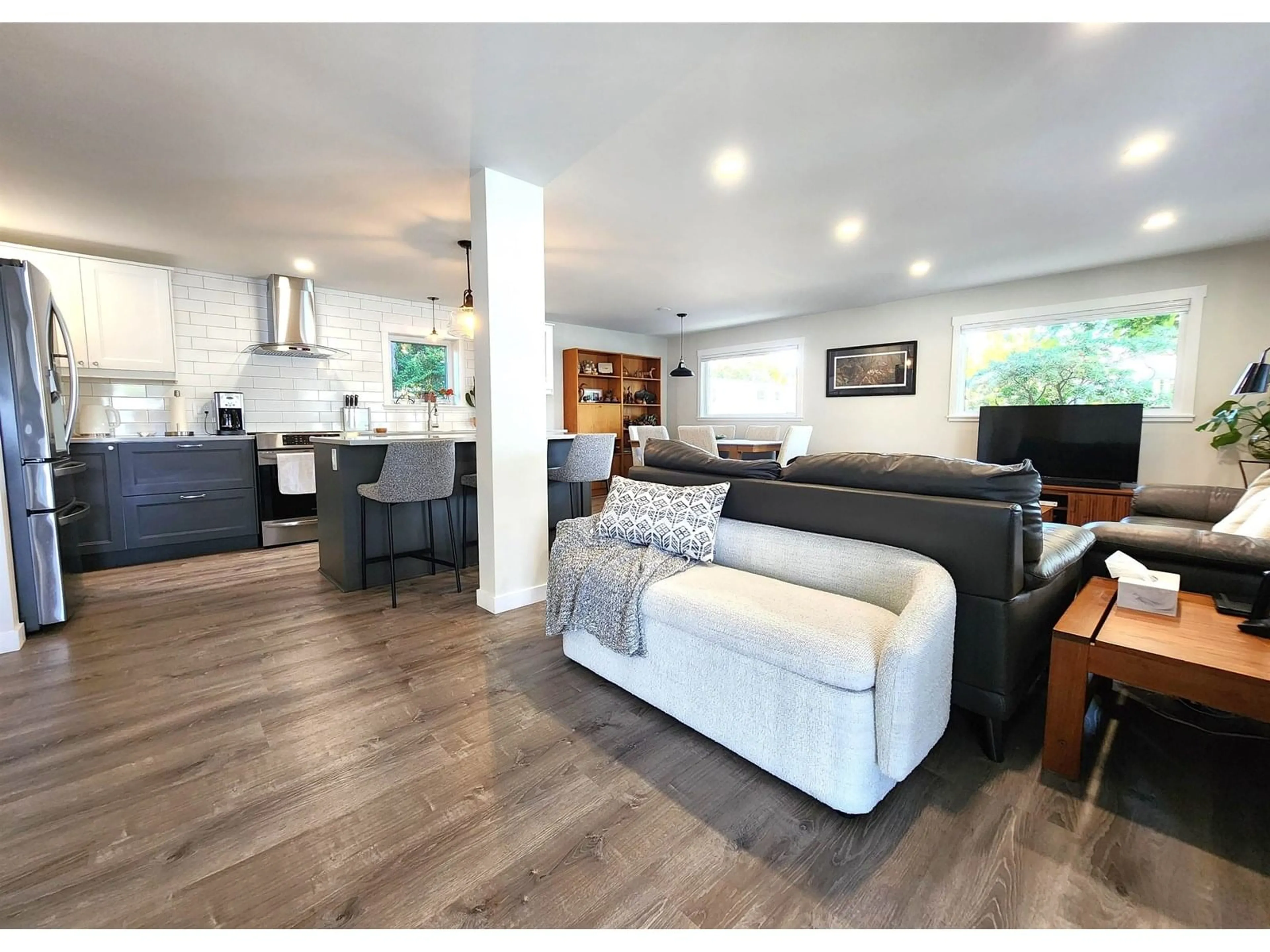 Living room with furniture, wood/laminate floor for 51 - 1840 160, Surrey British Columbia V4A4X4