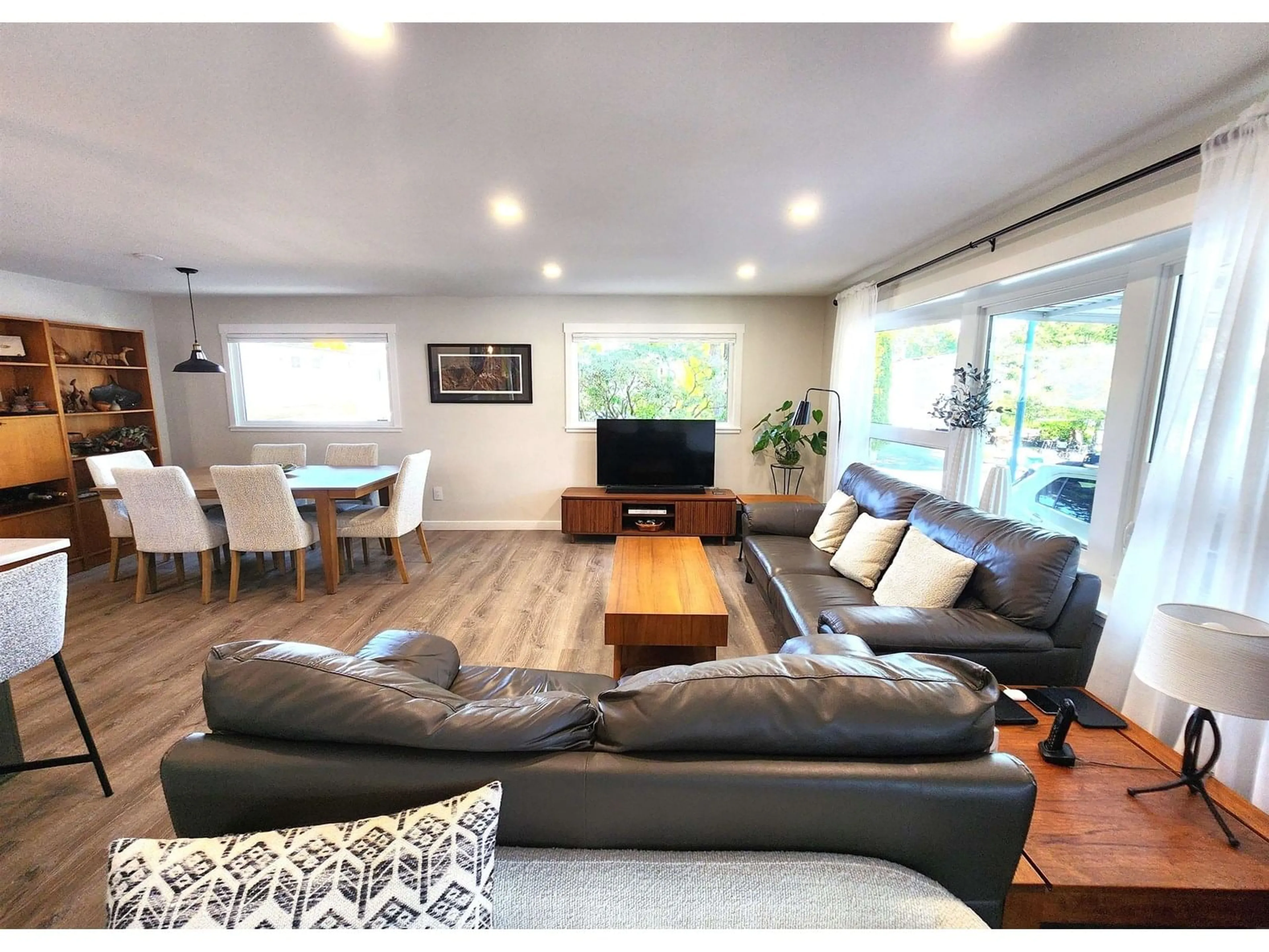 Living room with furniture, wood/laminate floor for 51 - 1840 160, Surrey British Columbia V4A4X4