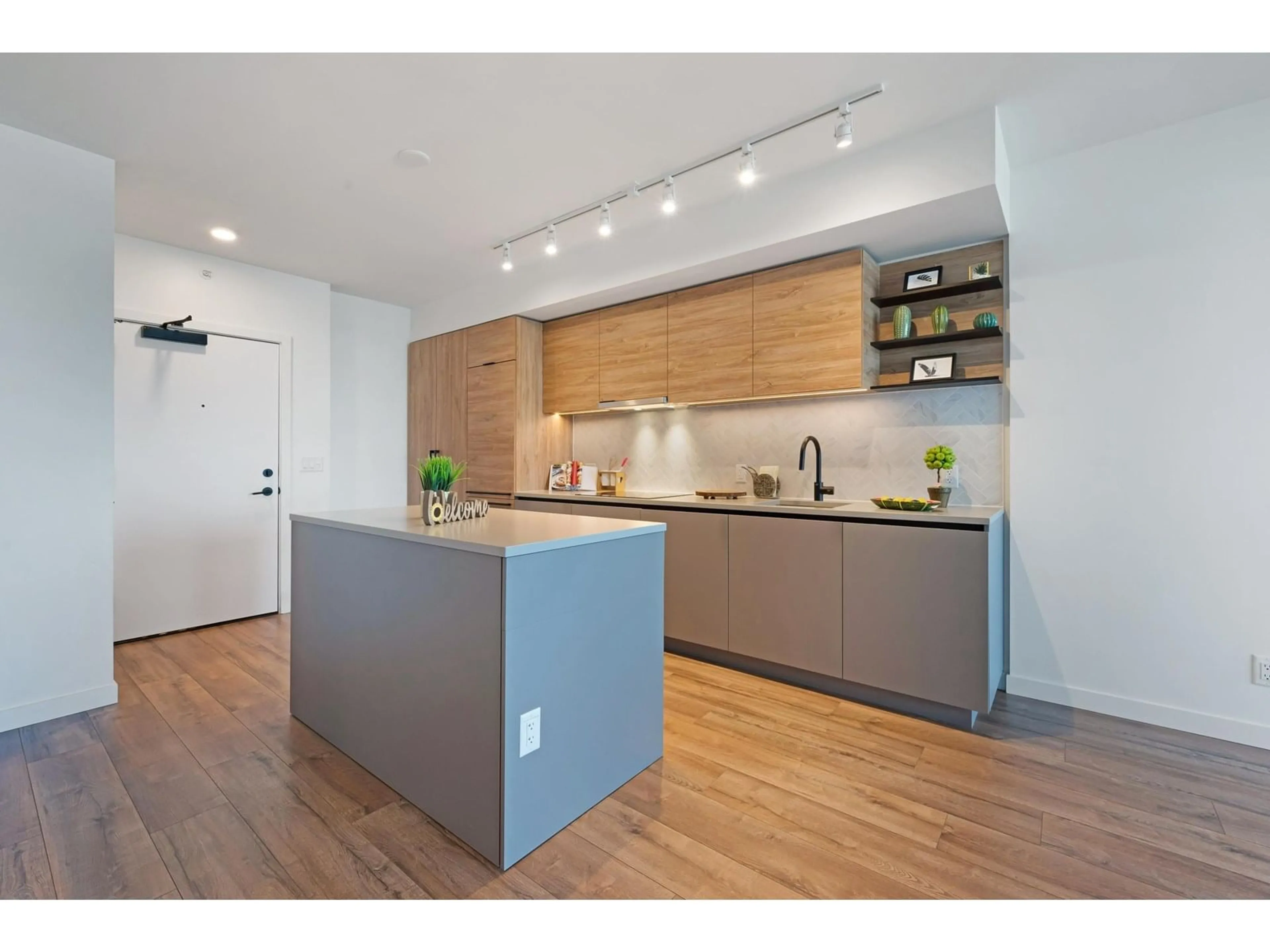 Open concept kitchen, wood/laminate floor for 1307 - 13428 105, Surrey British Columbia V3T0S6