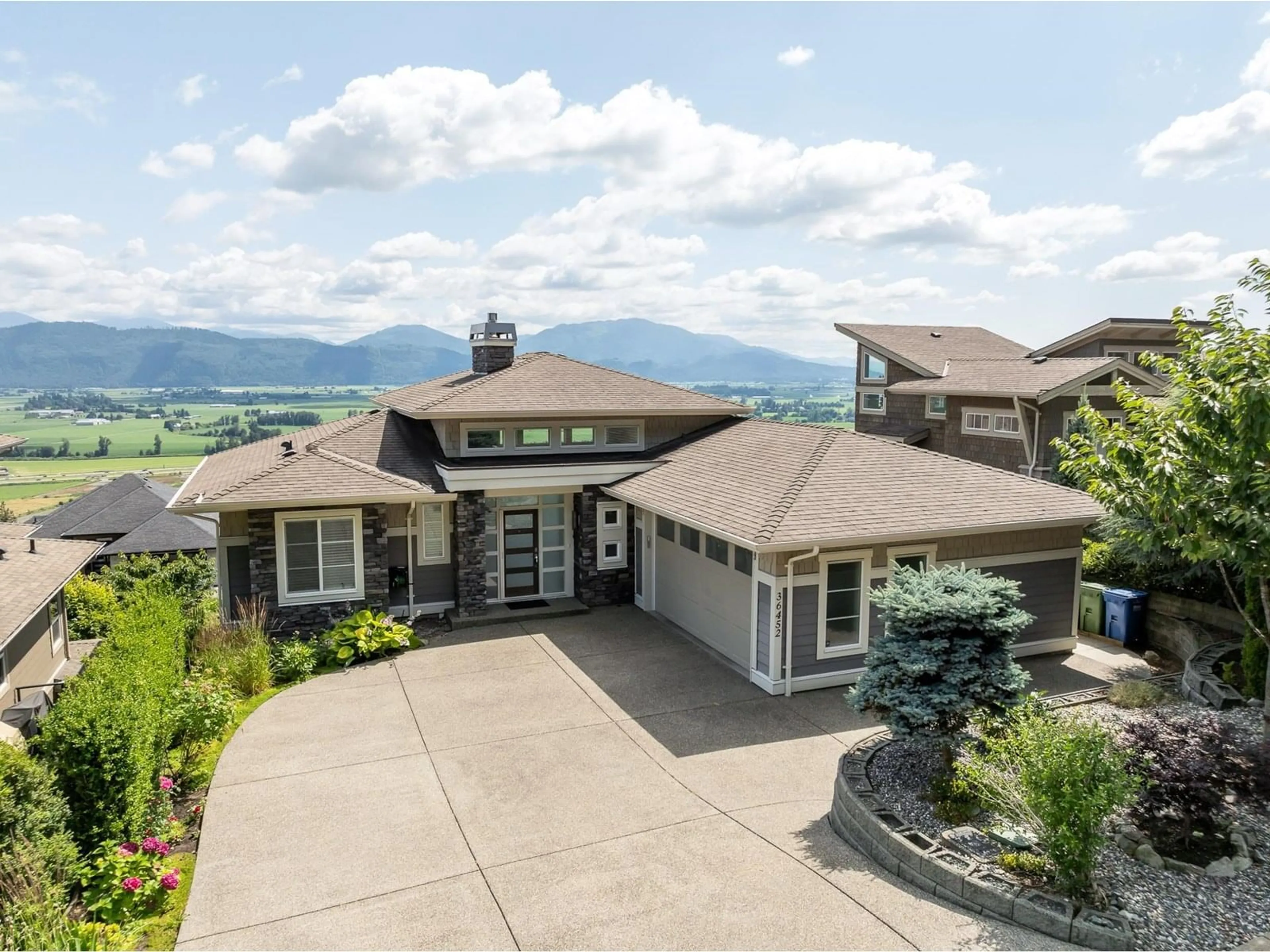 A pic from outside/outdoor area/front of a property/back of a property/a pic from drone, mountain view for 36452 ESTEVAN, Abbotsford British Columbia V3G0B6