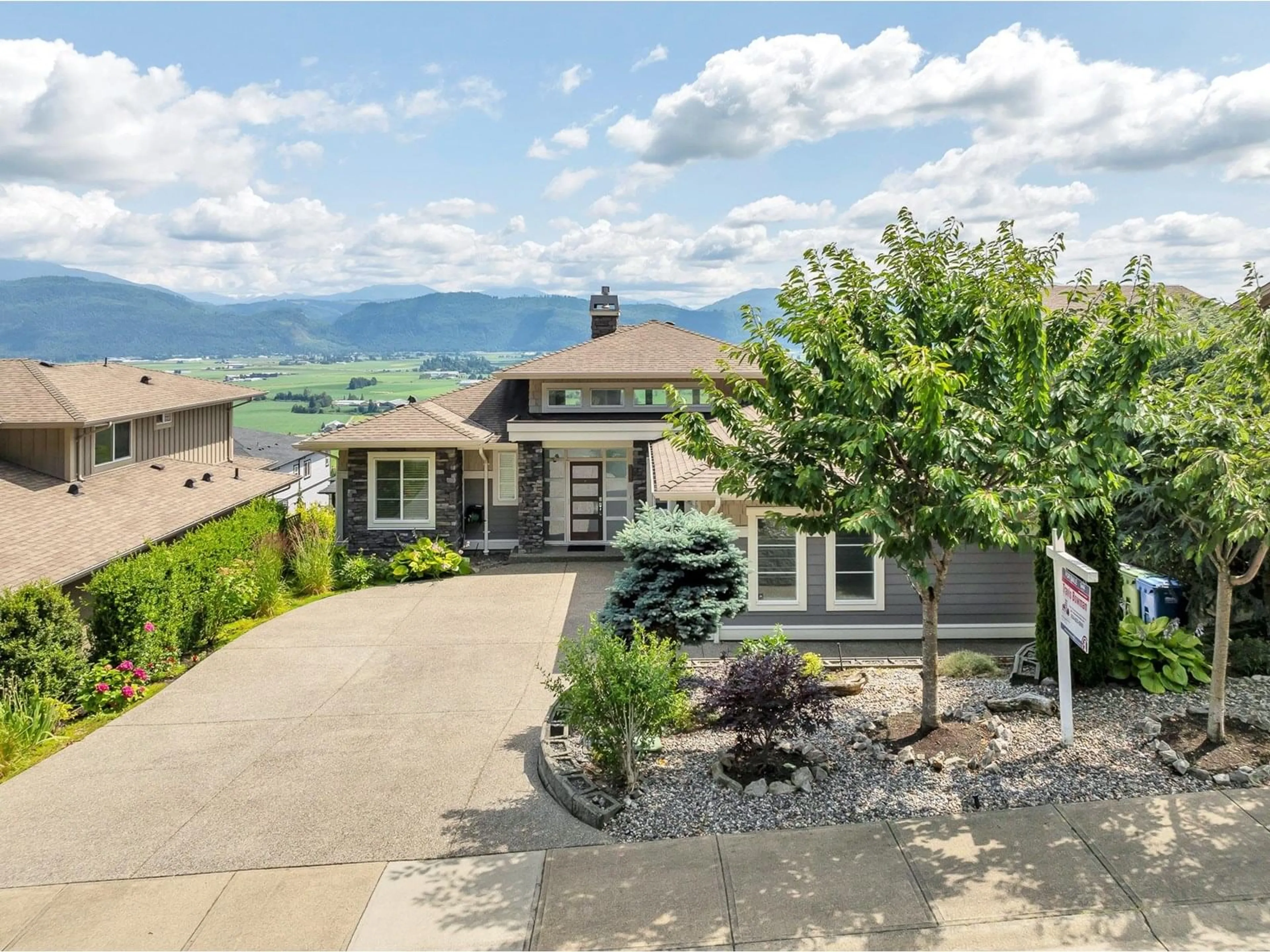 A pic from outside/outdoor area/front of a property/back of a property/a pic from drone, mountain view for 36452 ESTEVAN, Abbotsford British Columbia V3G0B6