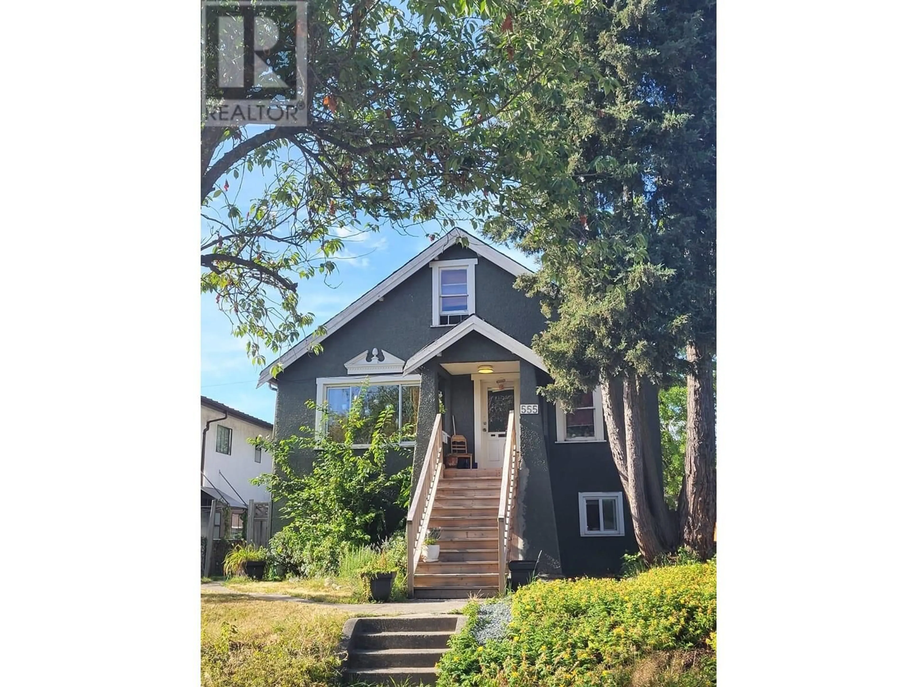 Home with vinyl exterior material, street for 555 18TH AVENUE, Vancouver British Columbia V5V1G2