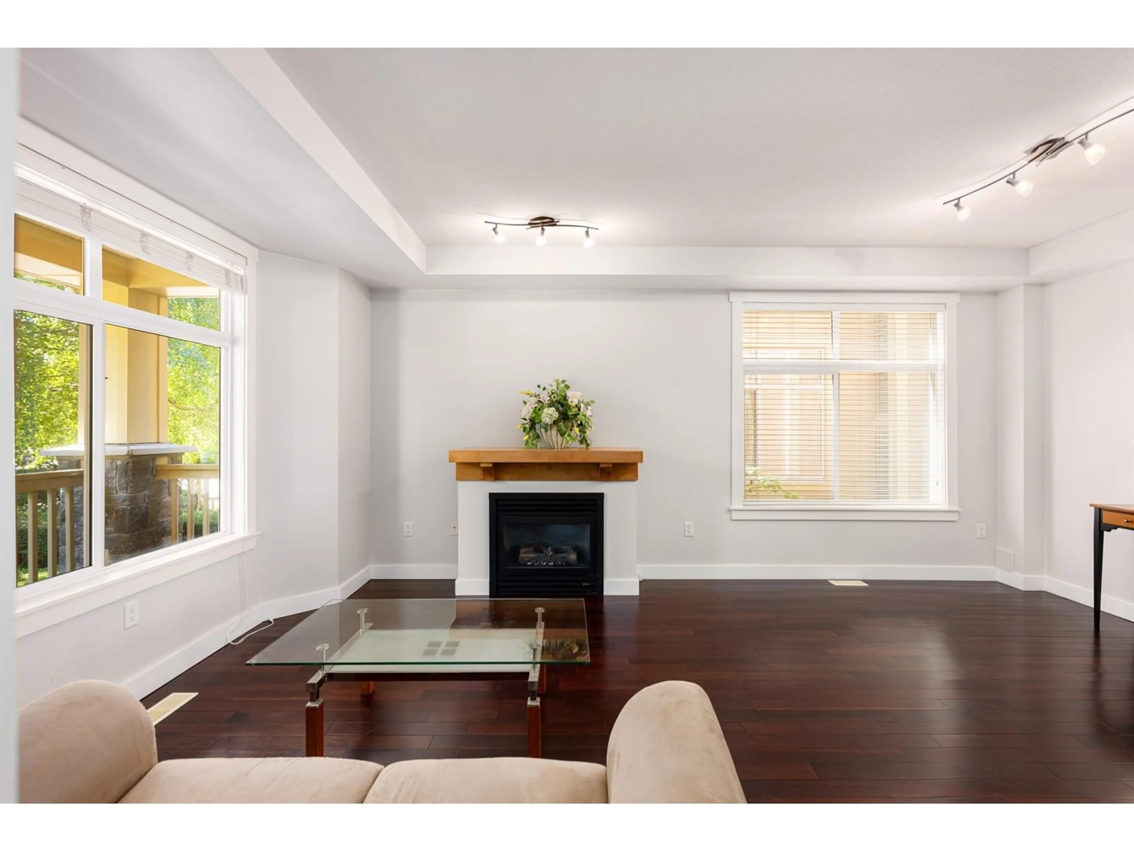 Living room with furniture, wood/laminate floor for 27 - 15255 36, Surrey British Columbia V3Z0Y4