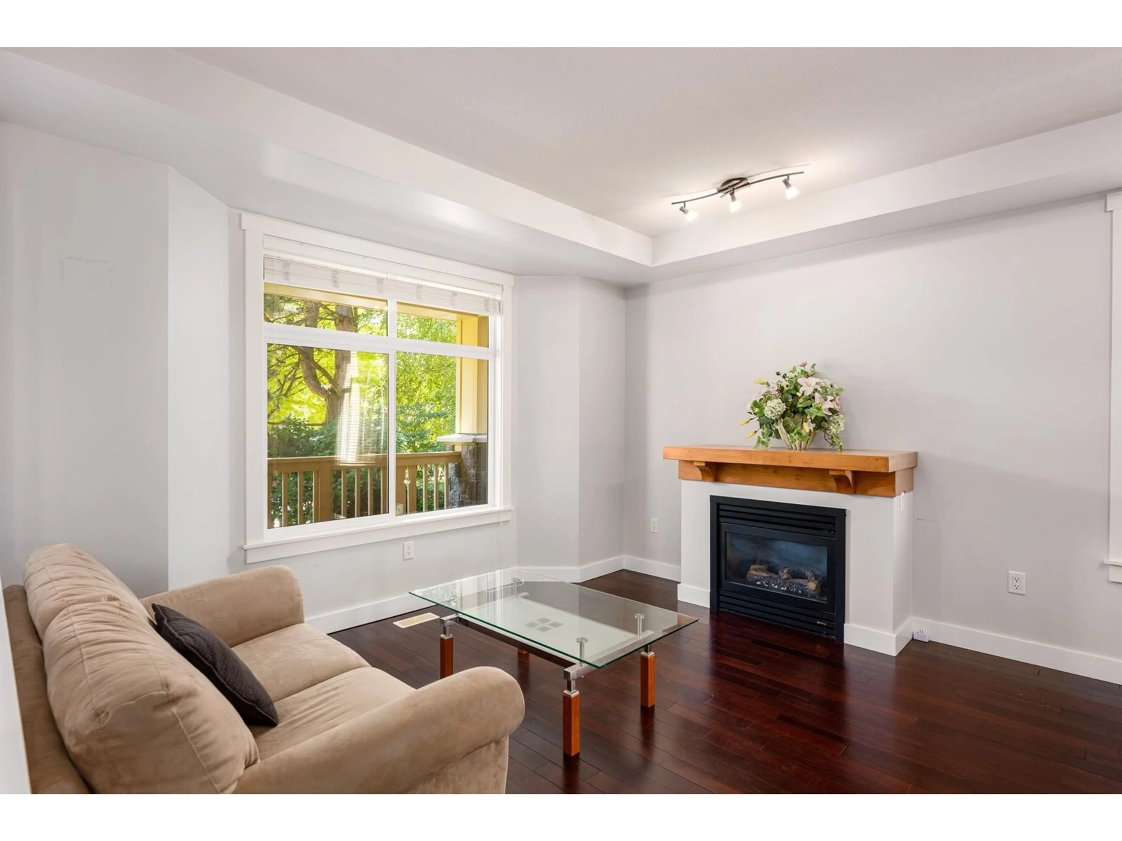 Living room with furniture, wood/laminate floor for 27 - 15255 36, Surrey British Columbia V3Z0Y4
