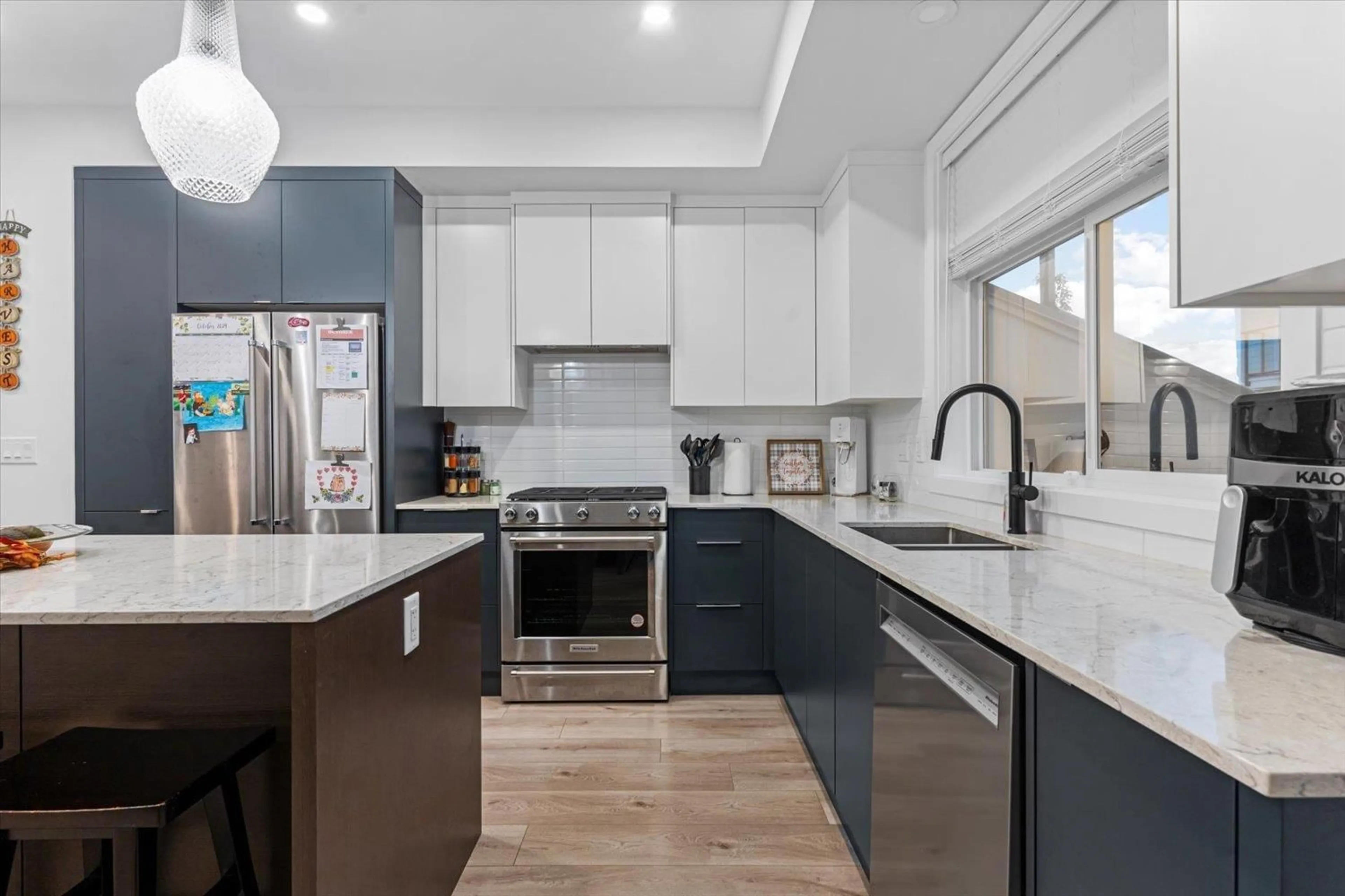 Contemporary kitchen, ceramic/tile floor for 216 - 46211 PROMONTORY ROAD, Chilliwack British Columbia V2R6E4