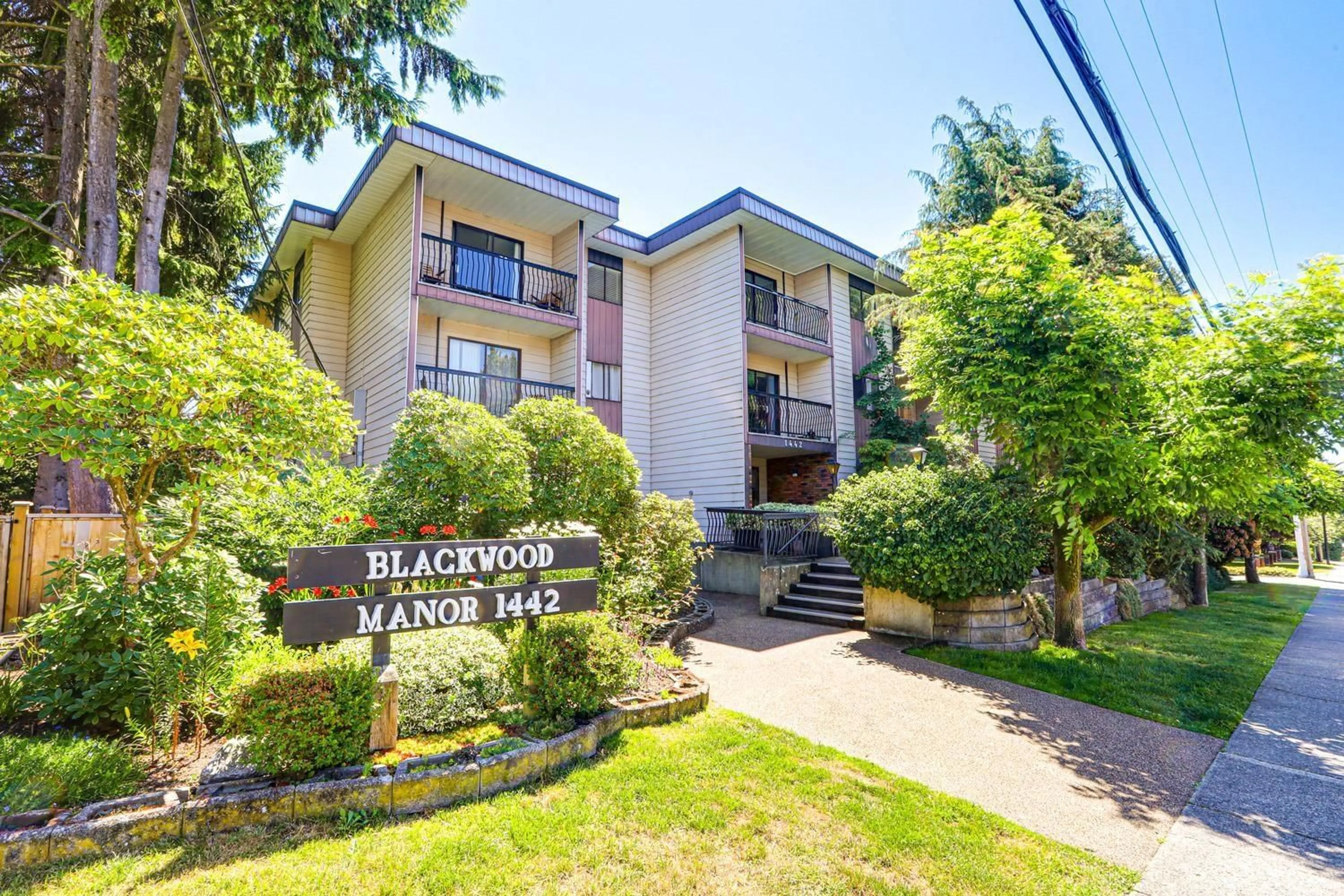 Indoor foyer for 205 - 1442 BLACKWOOD, White Rock British Columbia V4B3V5