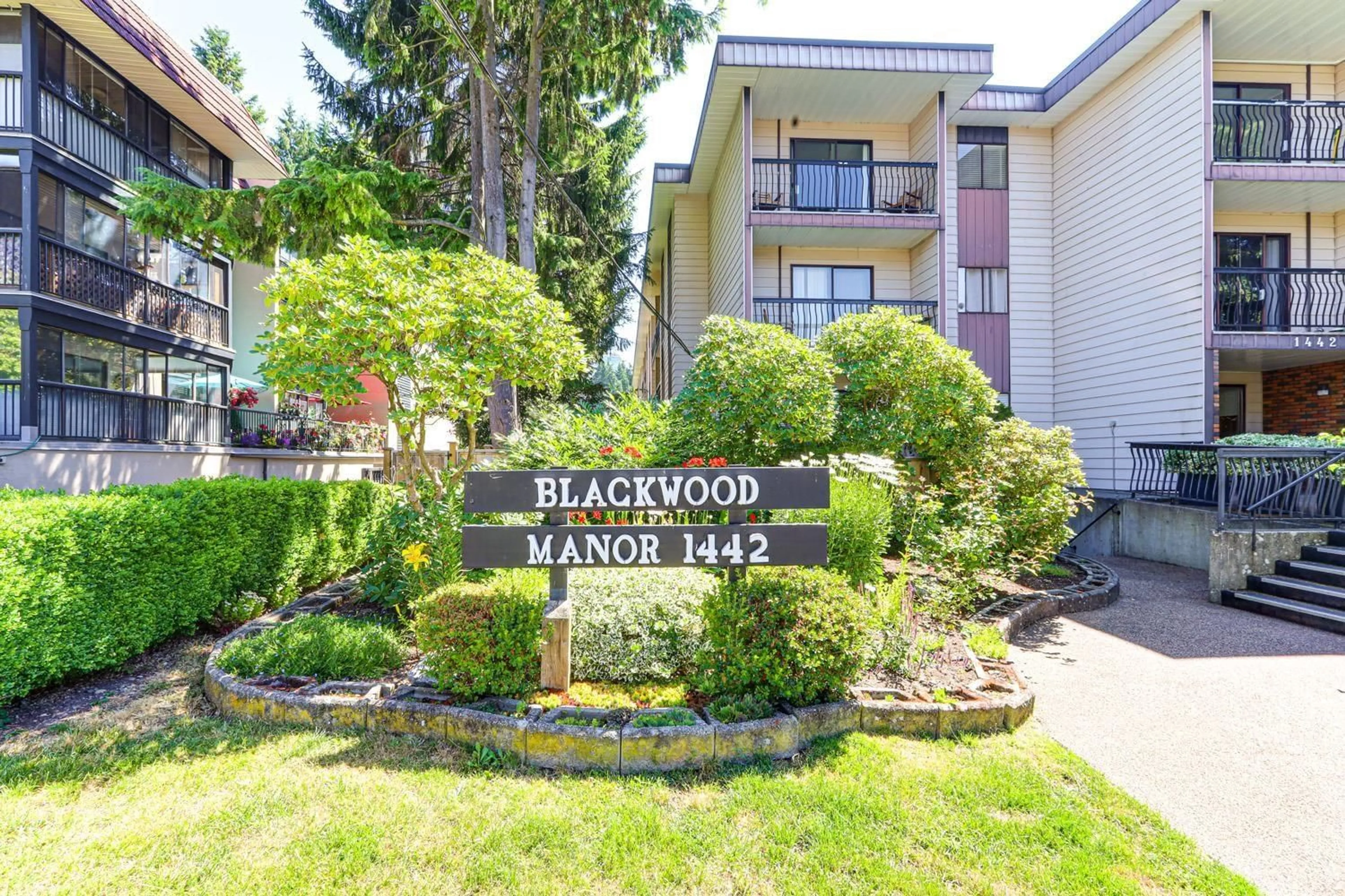 Indoor foyer for 205 - 1442 BLACKWOOD, White Rock British Columbia V4B3V5