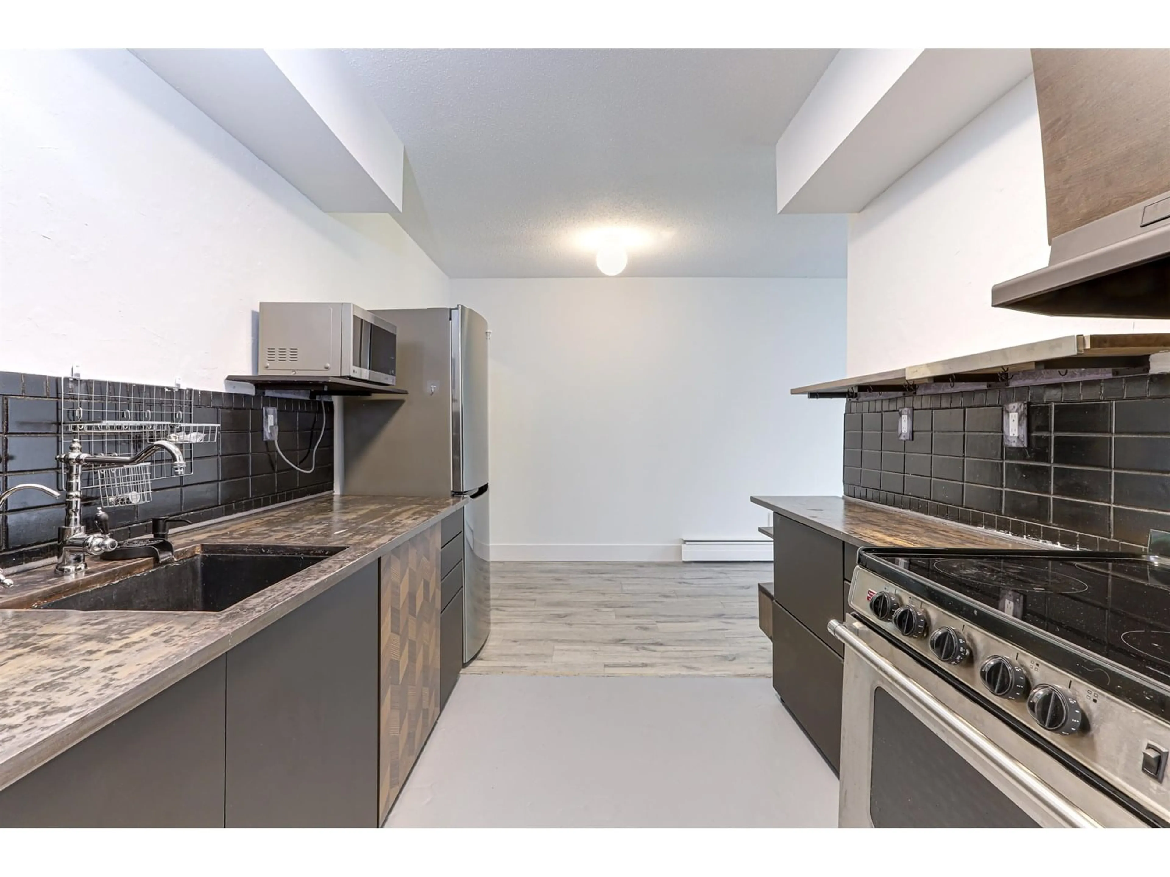 Standard kitchen, unknown for 205 - 1442 BLACKWOOD, White Rock British Columbia V4B3V5