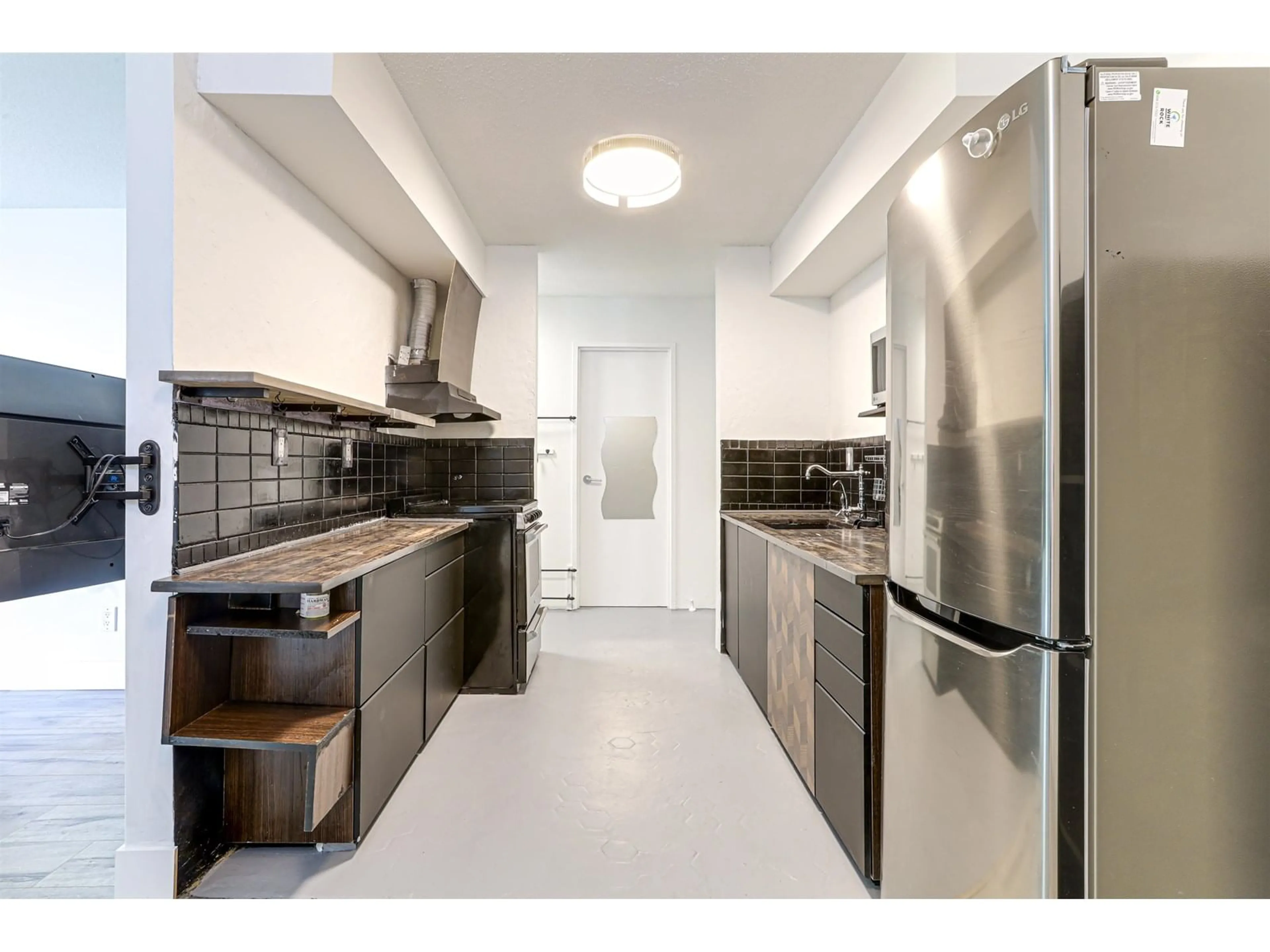 Standard kitchen, ceramic/tile floor for 205 - 1442 BLACKWOOD, White Rock British Columbia V4B3V5