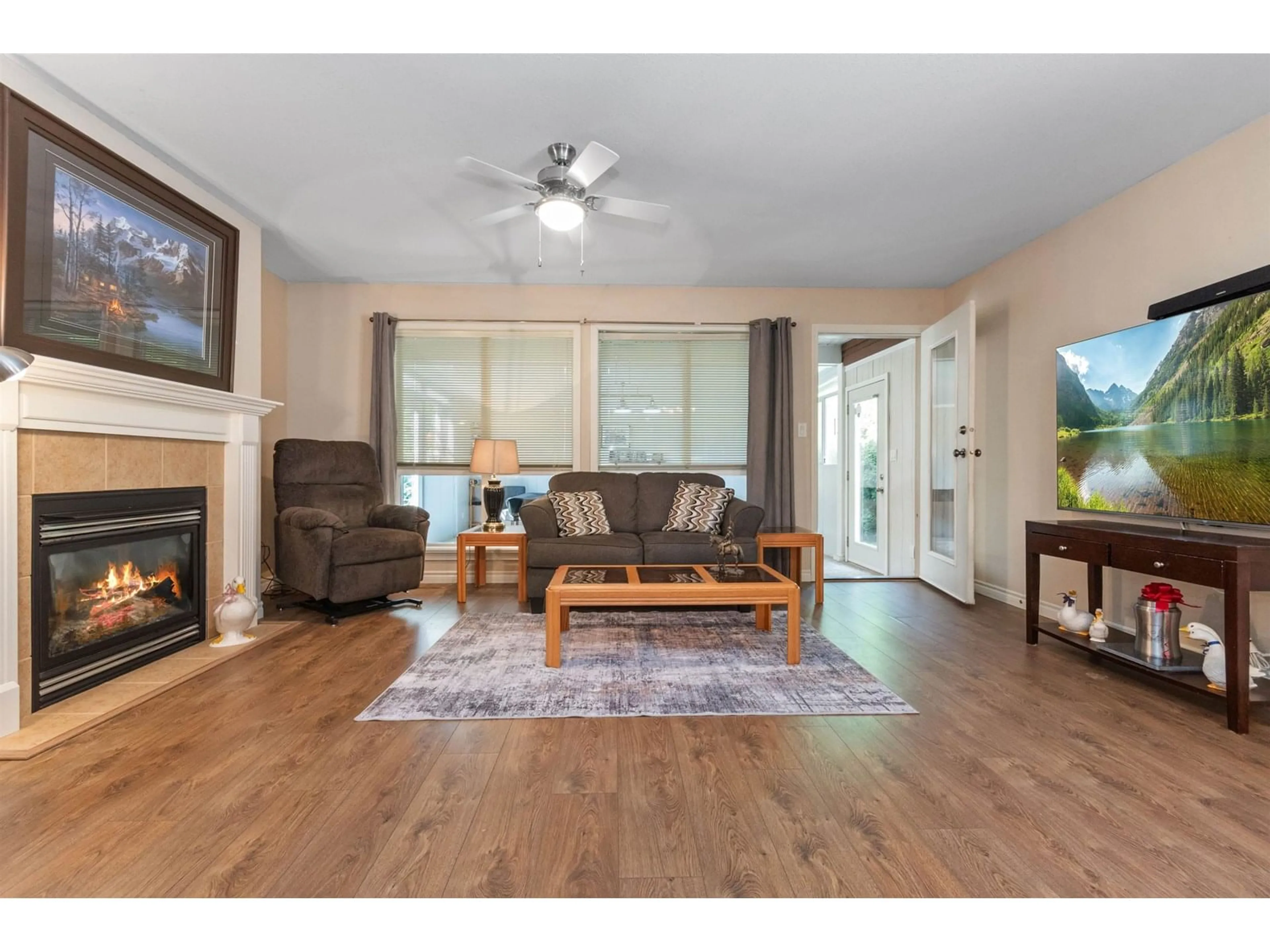Living room with furniture, wood/laminate floor for 25 - 7291 MORROW ROAD, Agassiz British Columbia V0M1A2