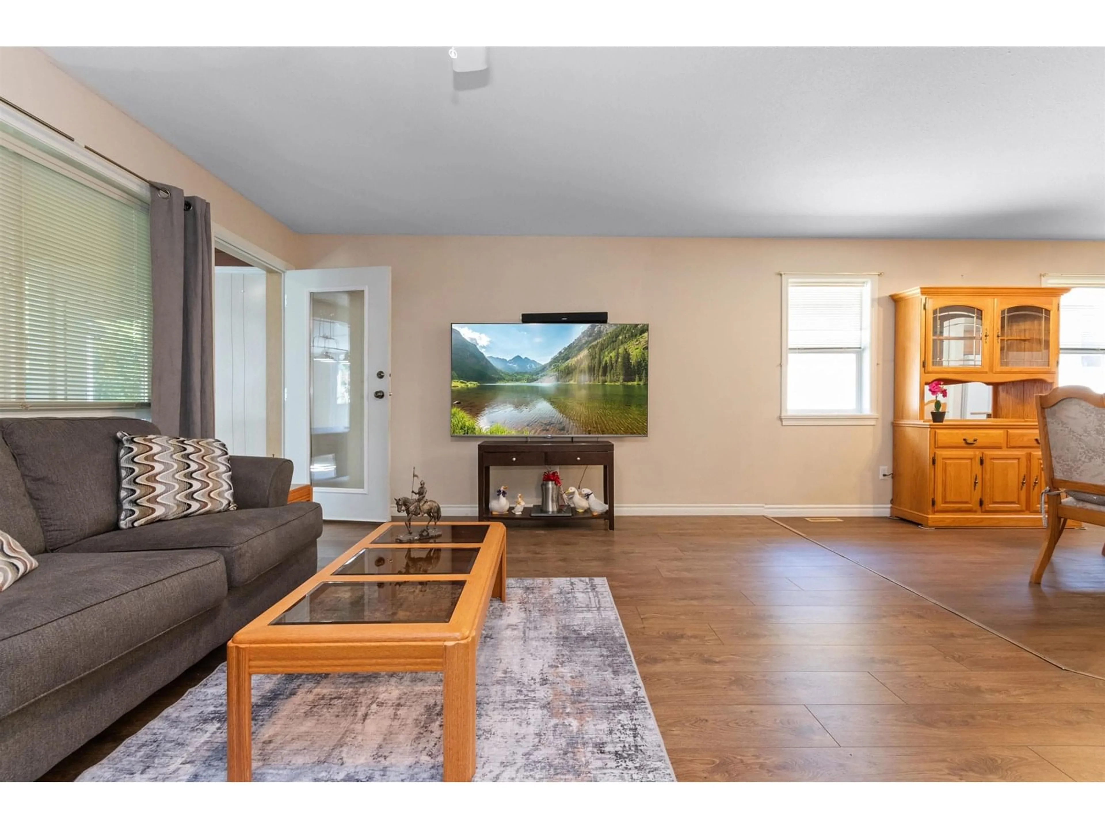 Living room with furniture, wood/laminate floor for 25 - 7291 MORROW ROAD, Agassiz British Columbia V0M1A2