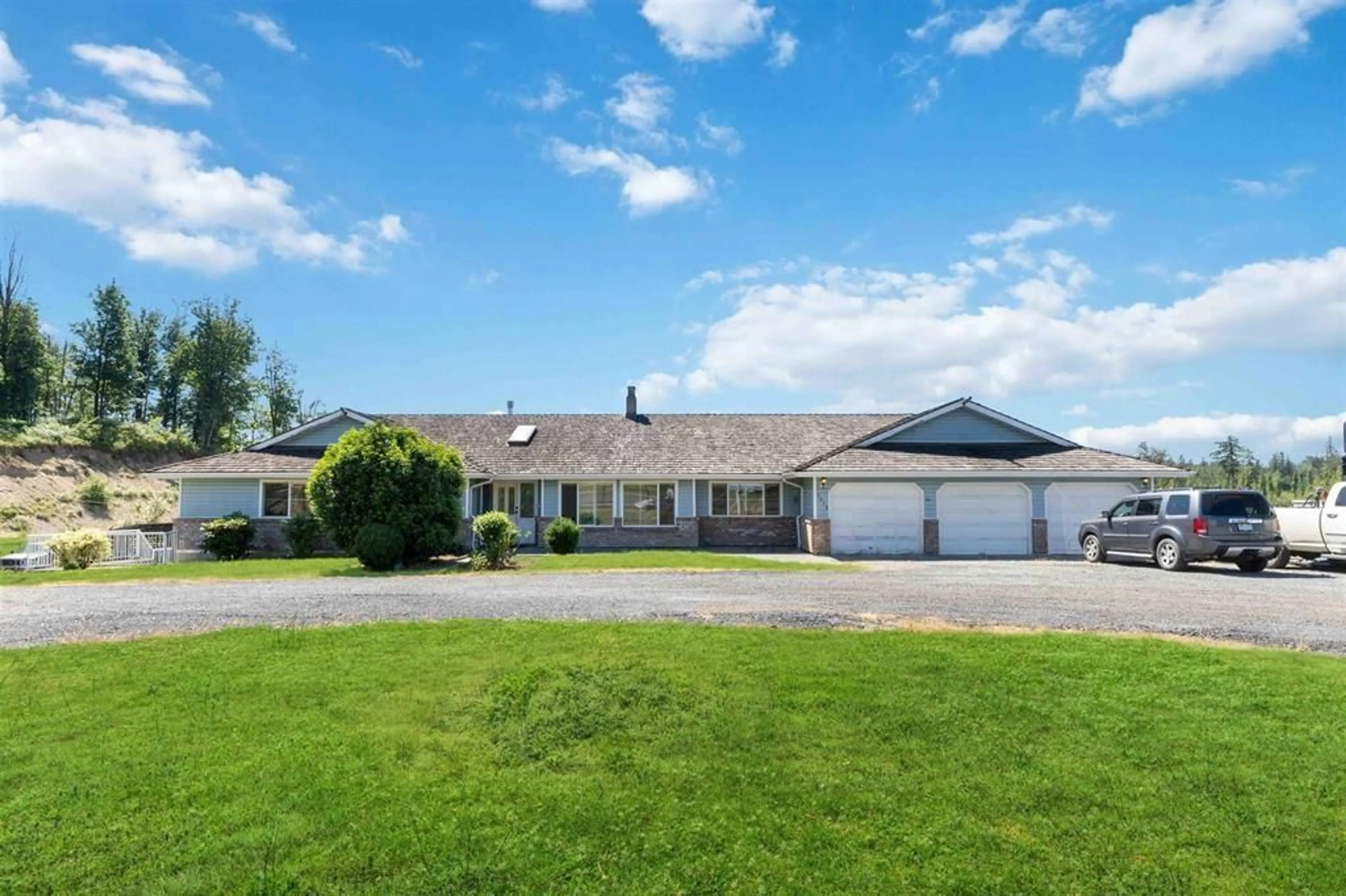 A pic from outside/outdoor area/front of a property/back of a property/a pic from drone, unknown for 2615 LOCK, Abbotsford British Columbia V4X1J6