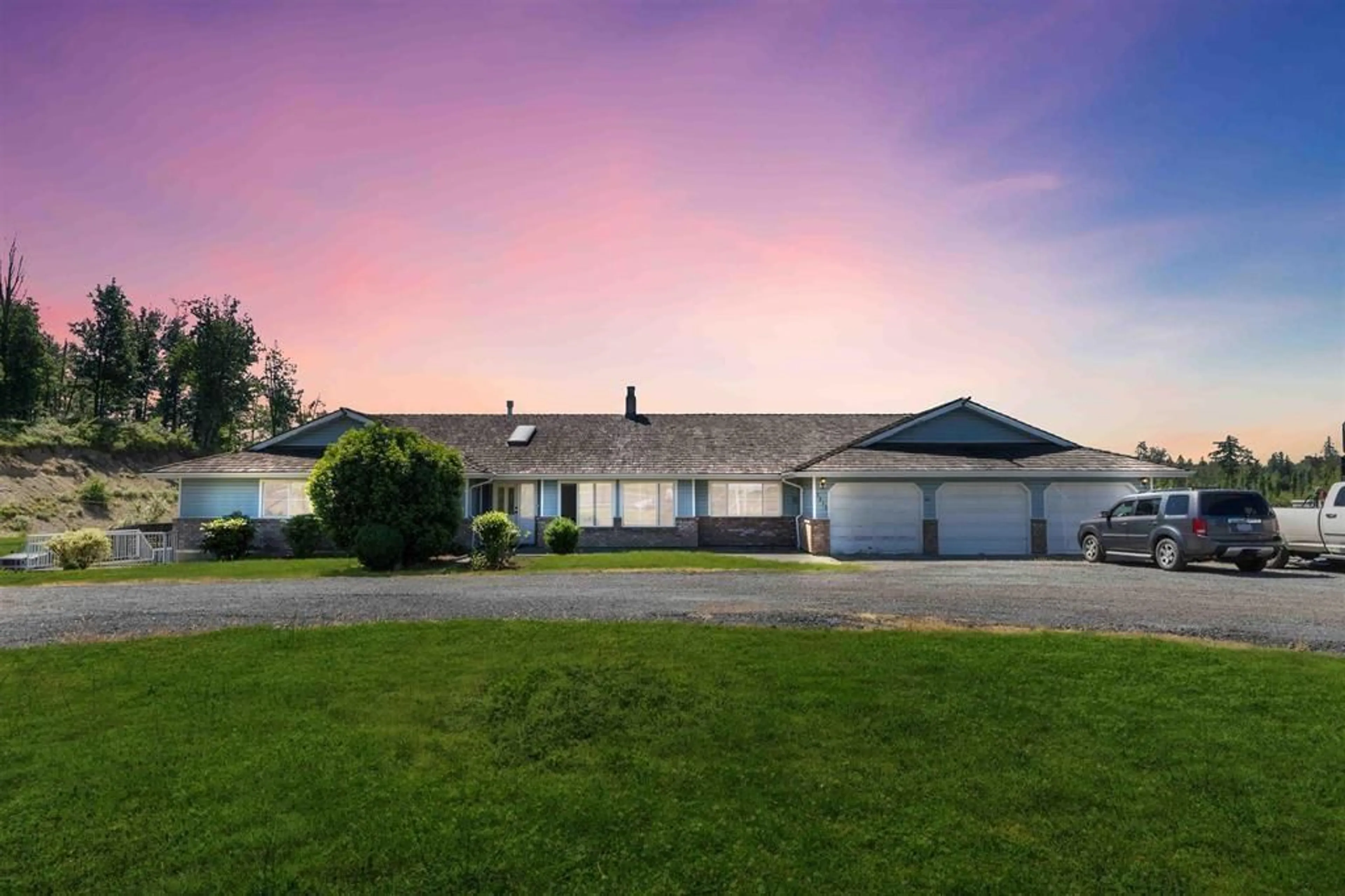 A pic from outside/outdoor area/front of a property/back of a property/a pic from drone, street for 2615 LOCK, Abbotsford British Columbia V4X1J6