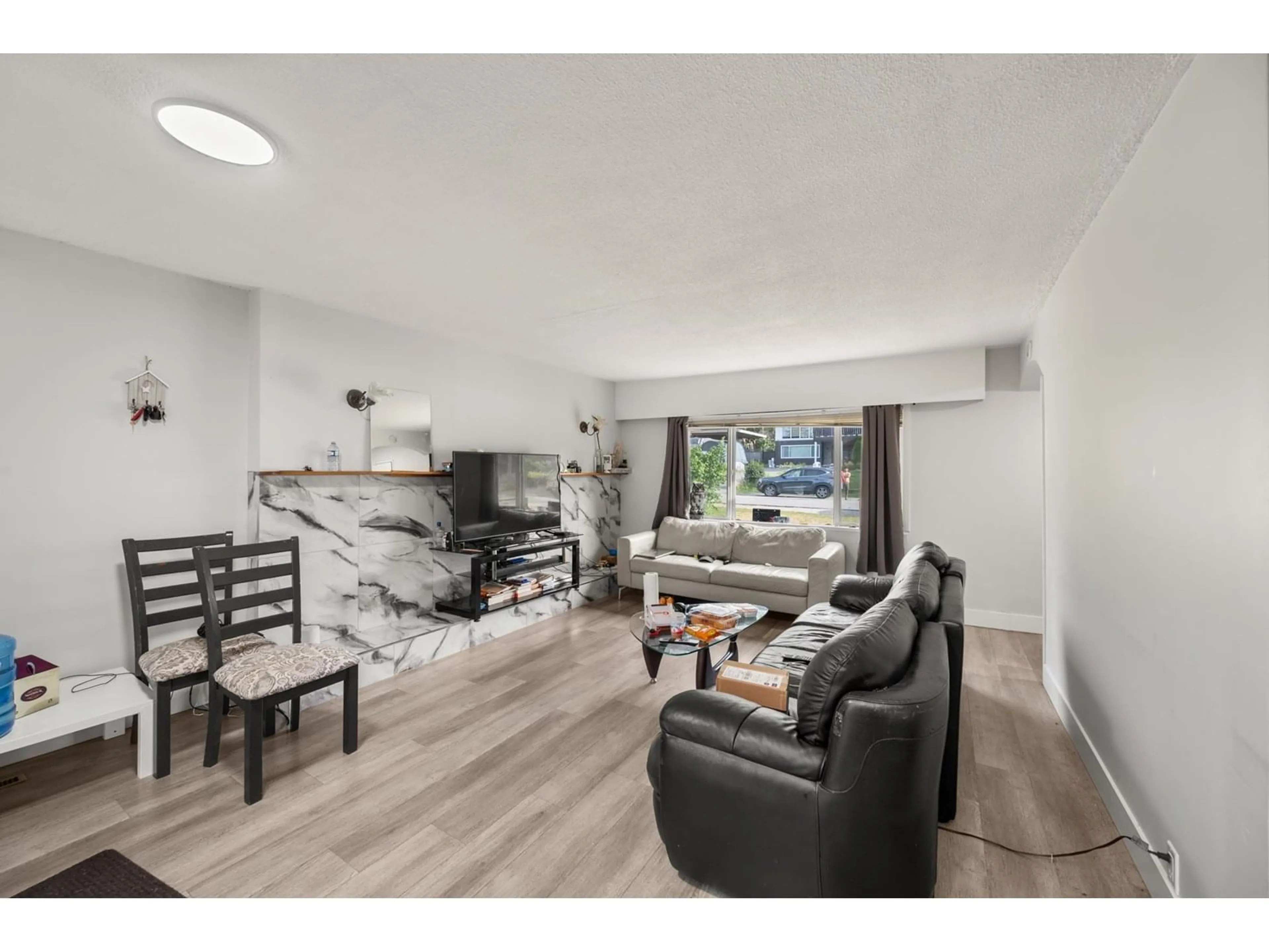 Living room with furniture, wood/laminate floor for 14405 114A, Surrey British Columbia V3R2N8