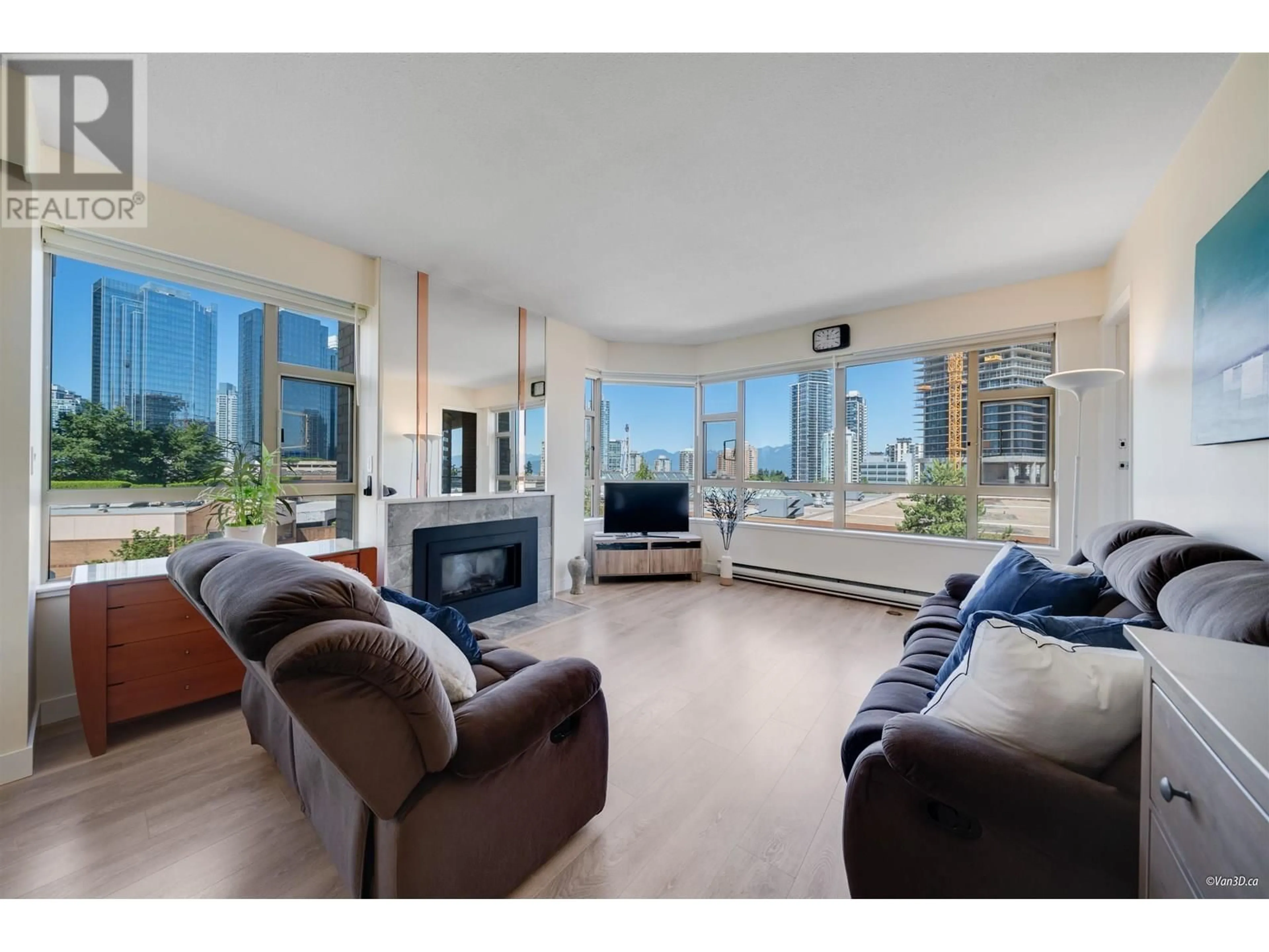 Living room with furniture, unknown for 600 - 4830 BENNETT STREET, Burnaby British Columbia V5H4P6