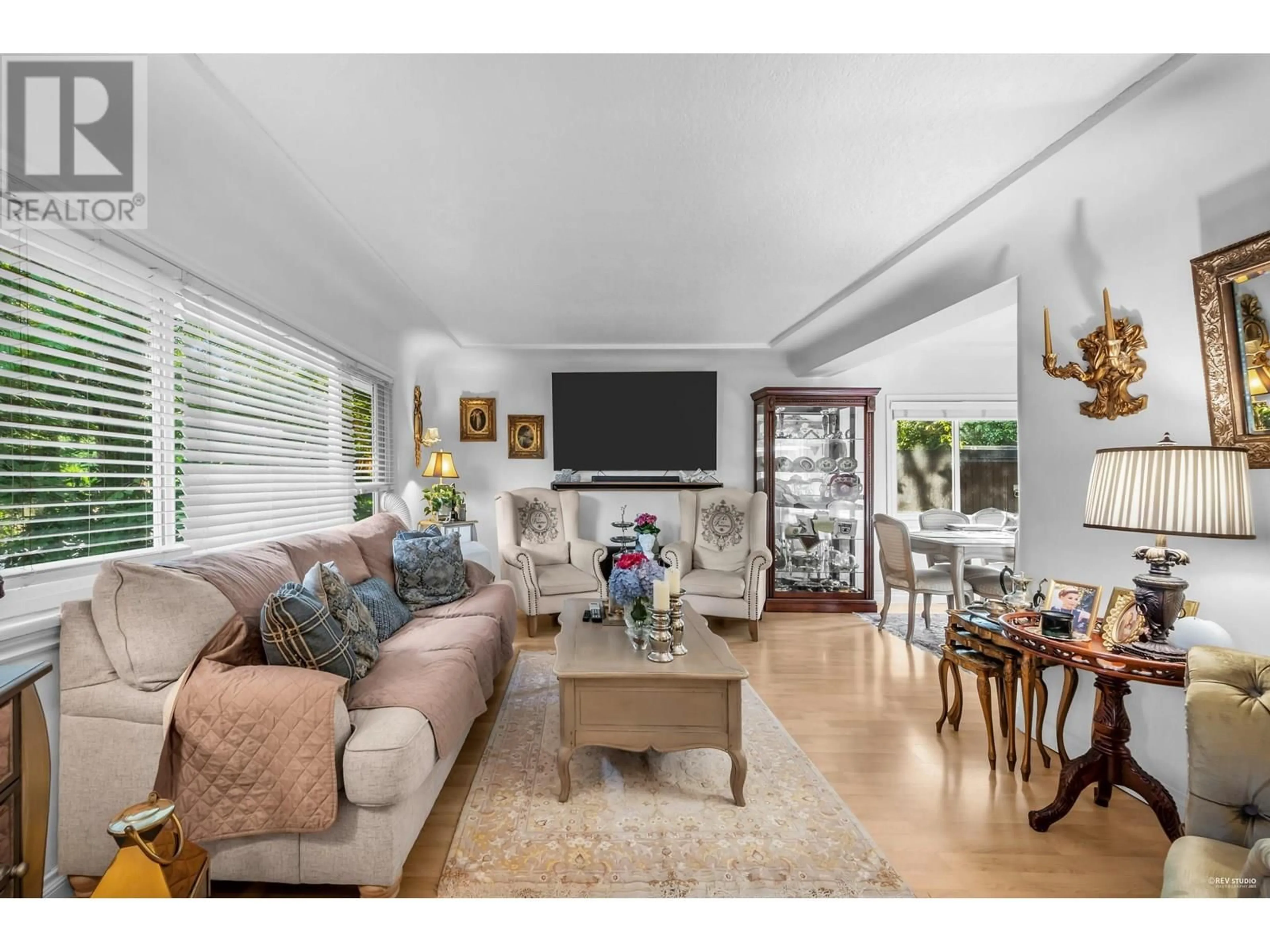 Living room with furniture, wood/laminate floor for 1052 MONTROYAL BOULEVARD, North Vancouver British Columbia V7R2H4