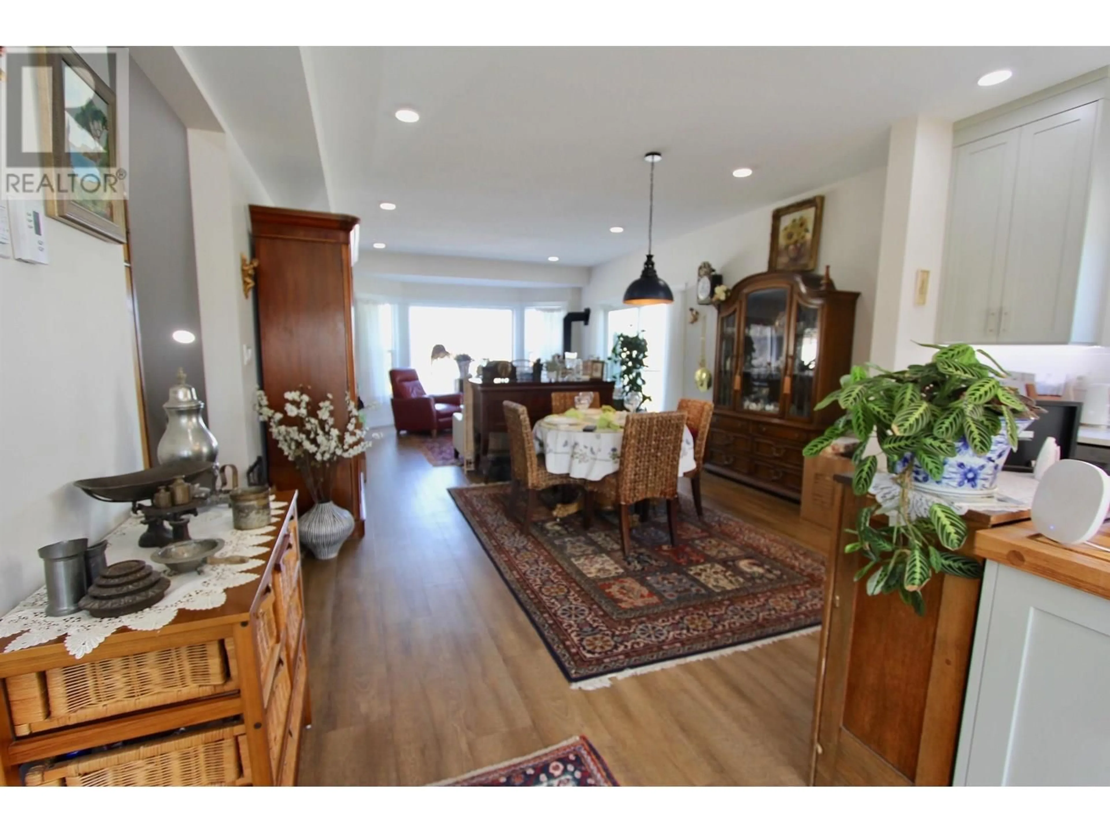 Dining room, wood/laminate floor for 985 PATRICIA BOULEVARD, Prince George British Columbia V2L3V6