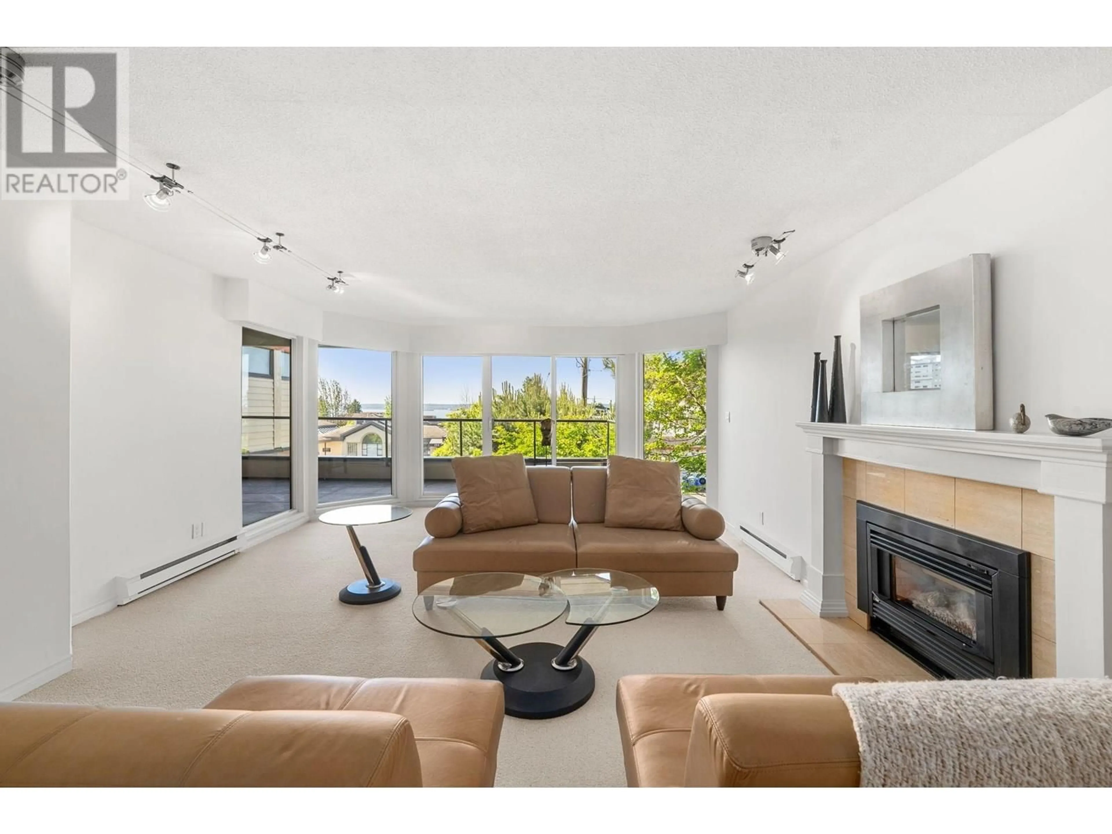 Living room with furniture, unknown for 201 - 2408 HAYWOOD AVENUE, West Vancouver British Columbia V7V1Y1