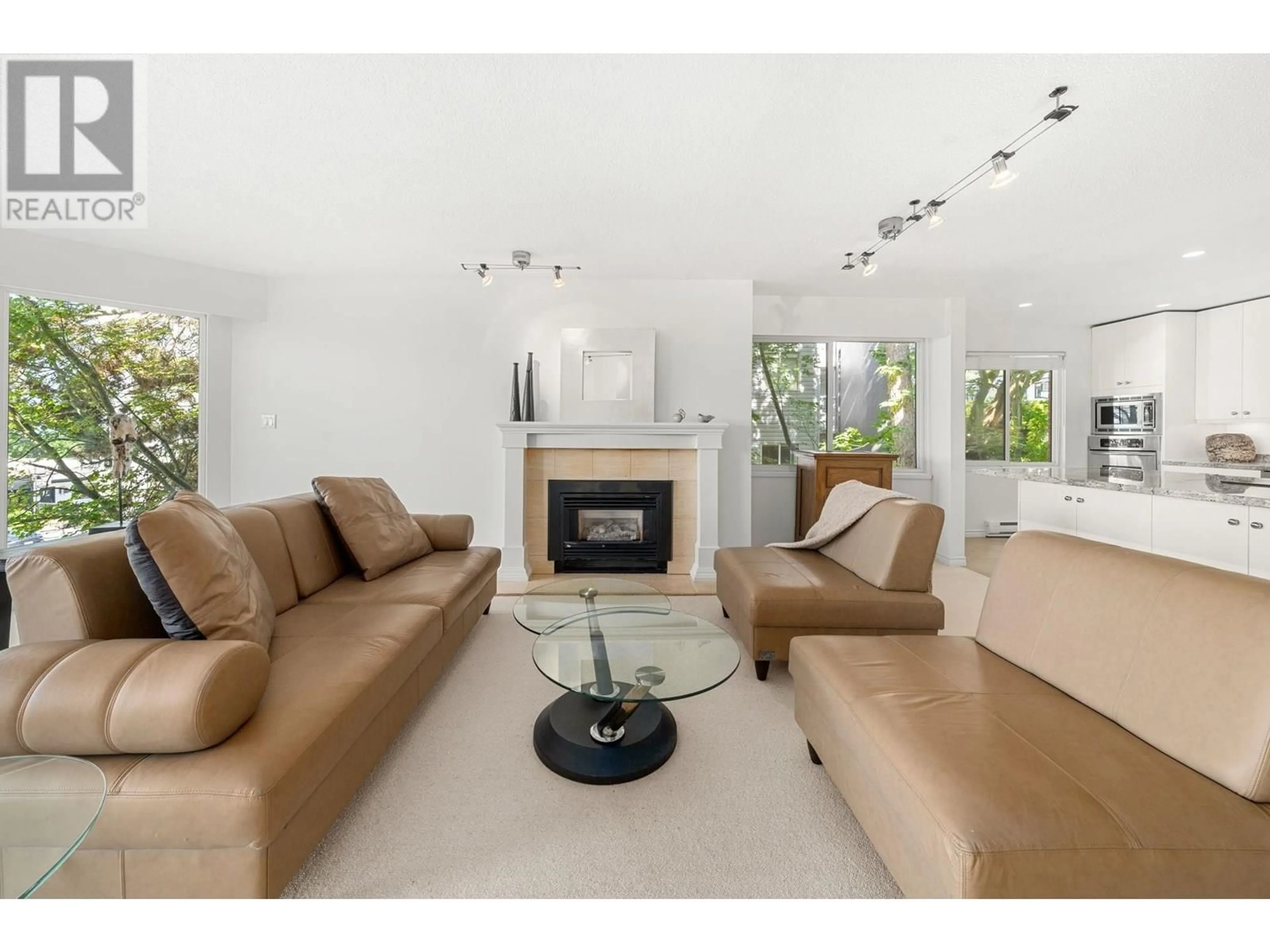 Living room with furniture, unknown for 201 - 2408 HAYWOOD AVENUE, West Vancouver British Columbia V7V1Y1