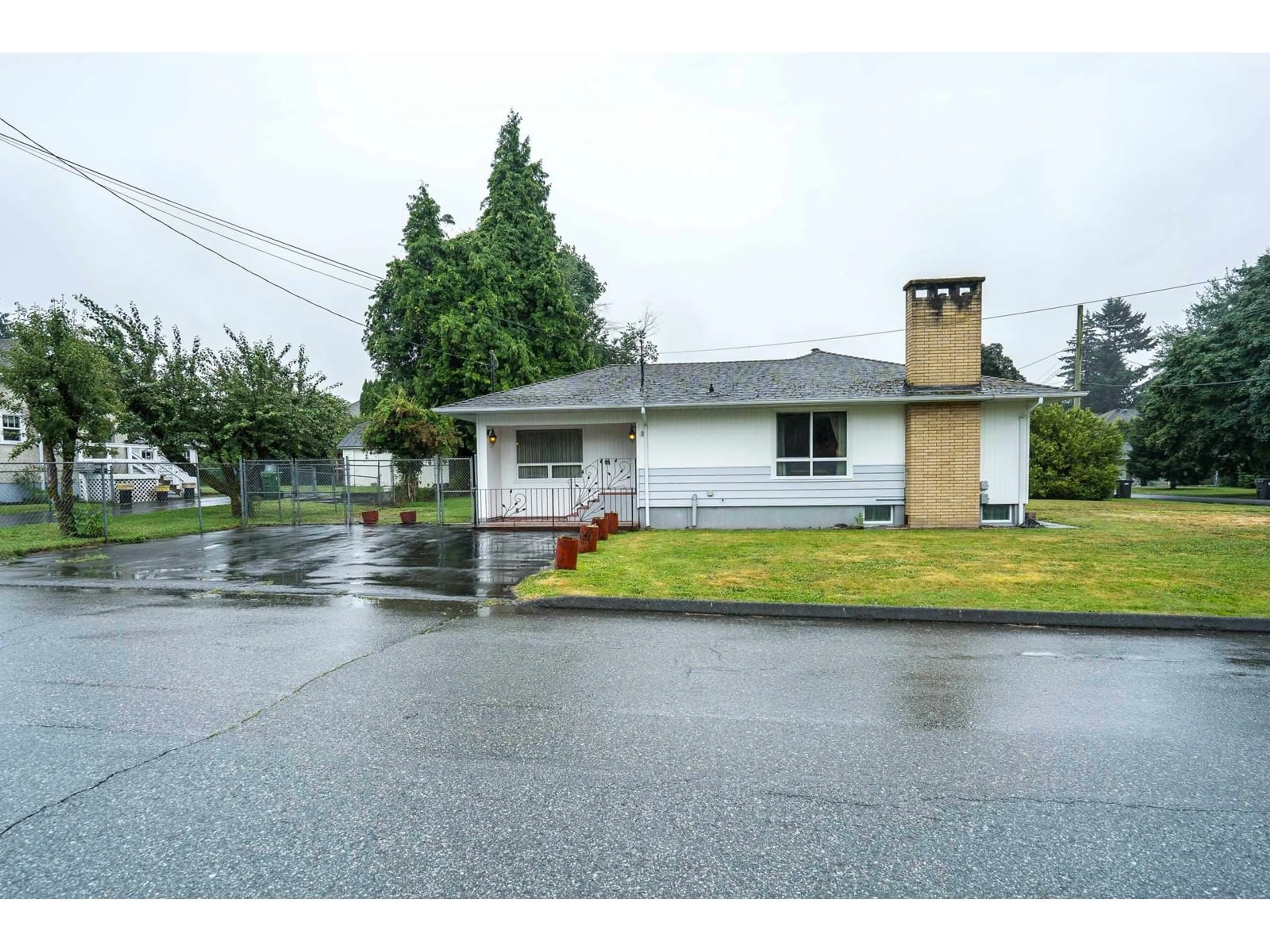 A pic from outside/outdoor area/front of a property/back of a property/a pic from drone, street for 2084 HOLLYBERRY, Abbotsford British Columbia V2S3X2