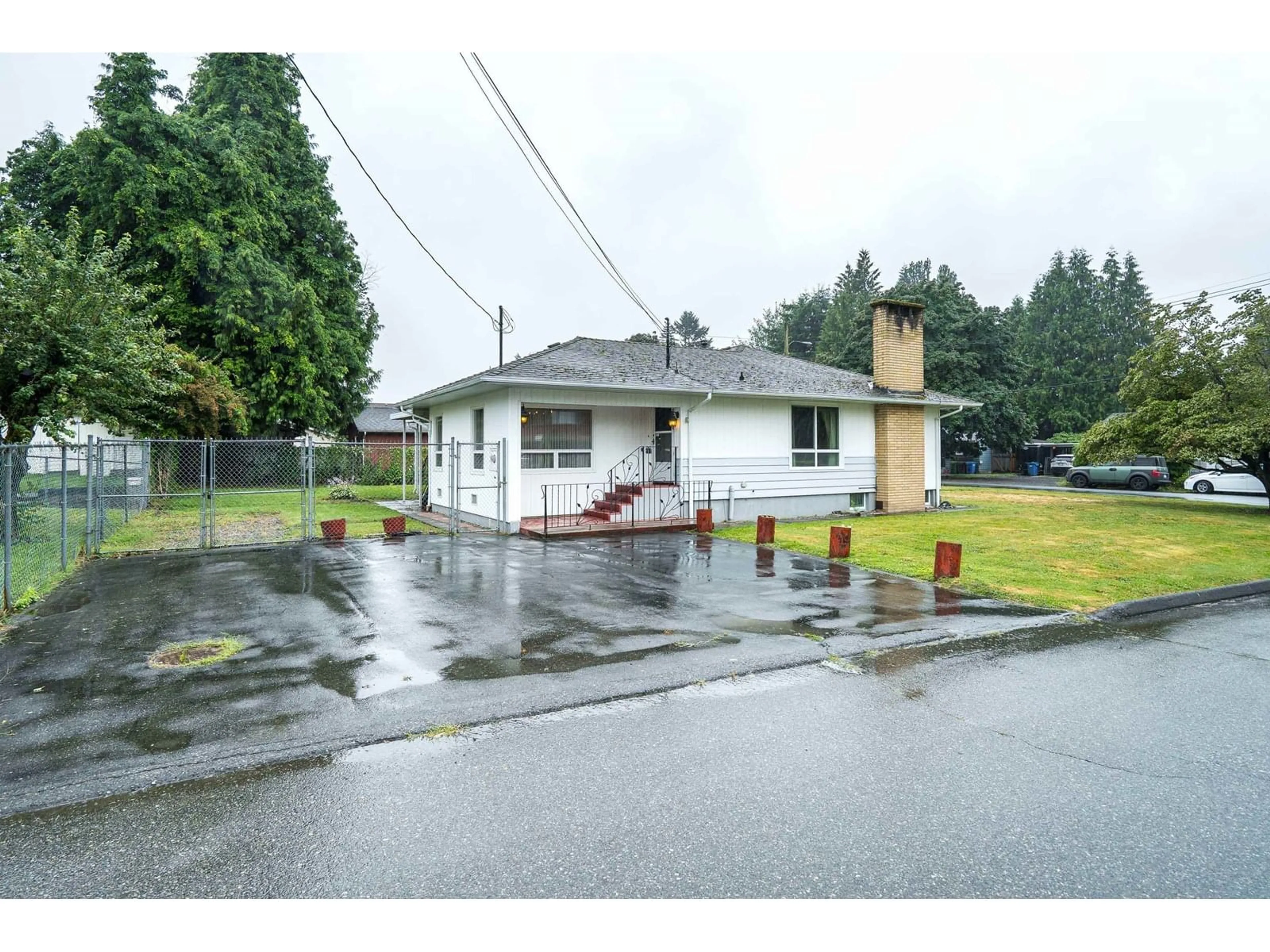 A pic from outside/outdoor area/front of a property/back of a property/a pic from drone, street for 2084 HOLLYBERRY, Abbotsford British Columbia V2S3X2