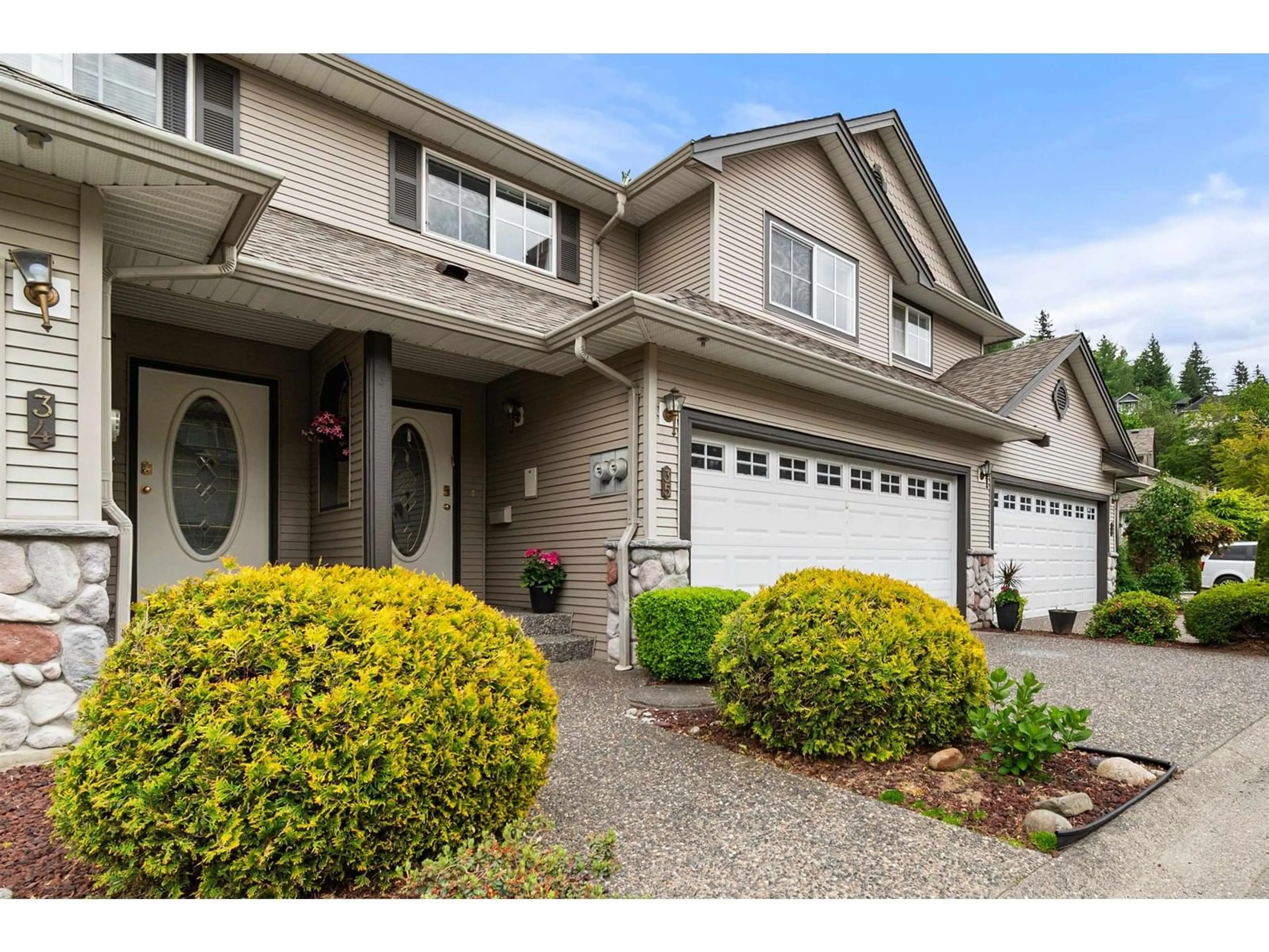Home with vinyl exterior material, street for 35 - 46360 VALLEYVIEW ROAD, Chilliwack British Columbia V2R5L7