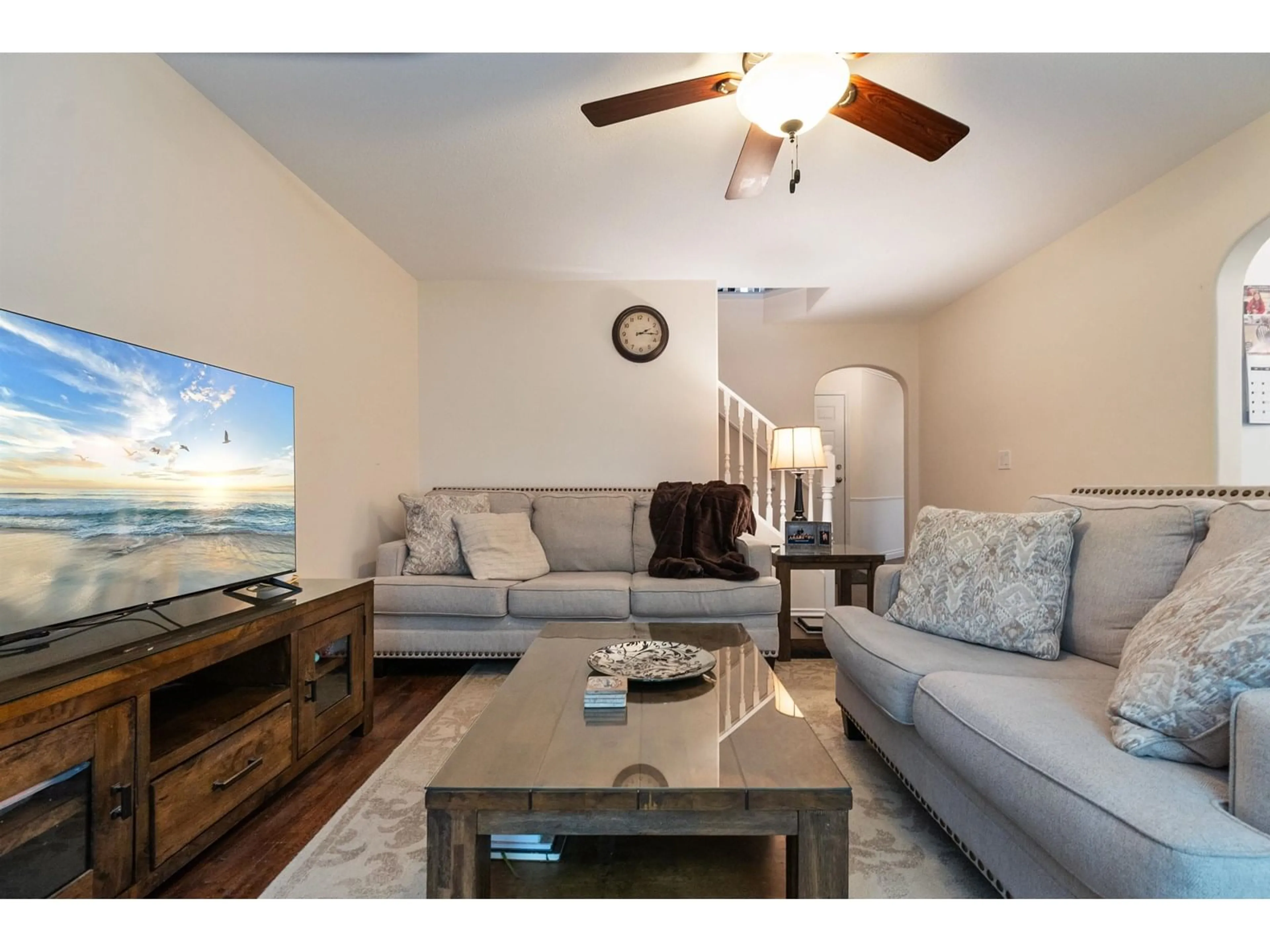 Living room with furniture, wood/laminate floor for 35 - 46360 VALLEYVIEW ROAD, Chilliwack British Columbia V2R5L7