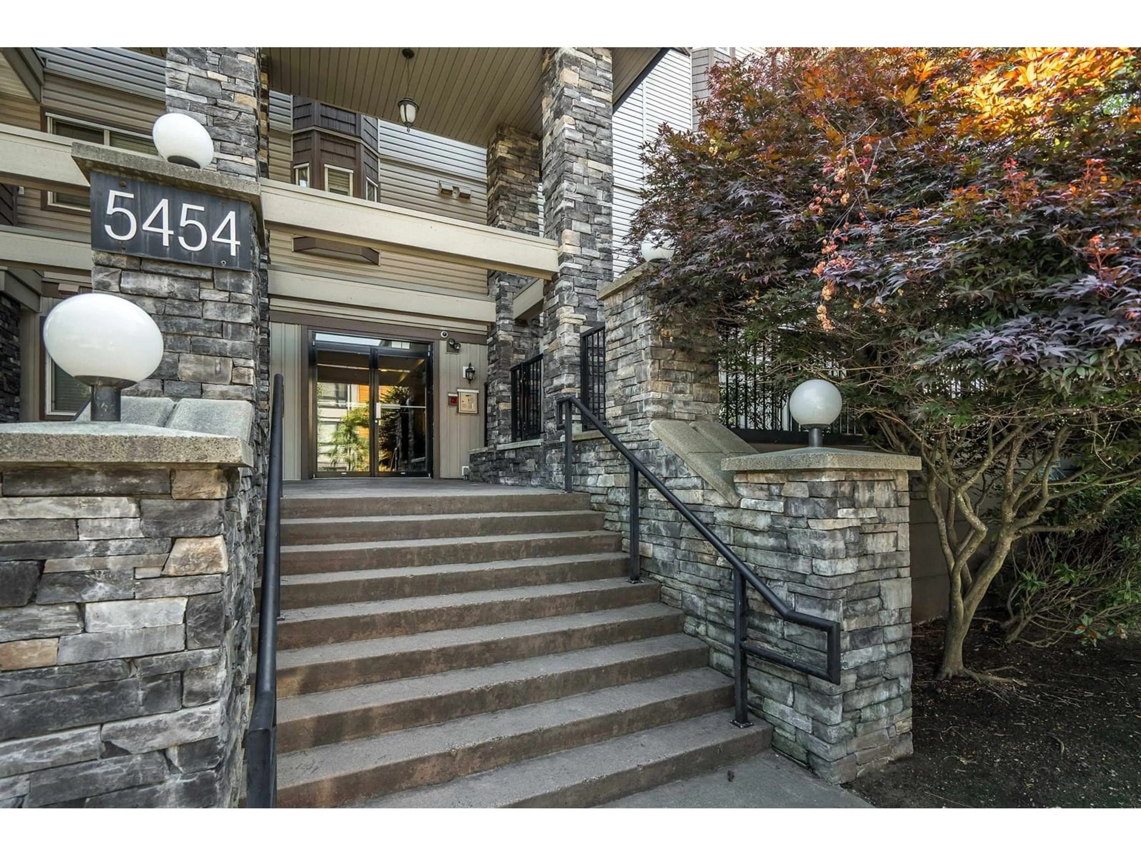 Indoor foyer for 107 - 5454 198, Langley British Columbia V3A1G2