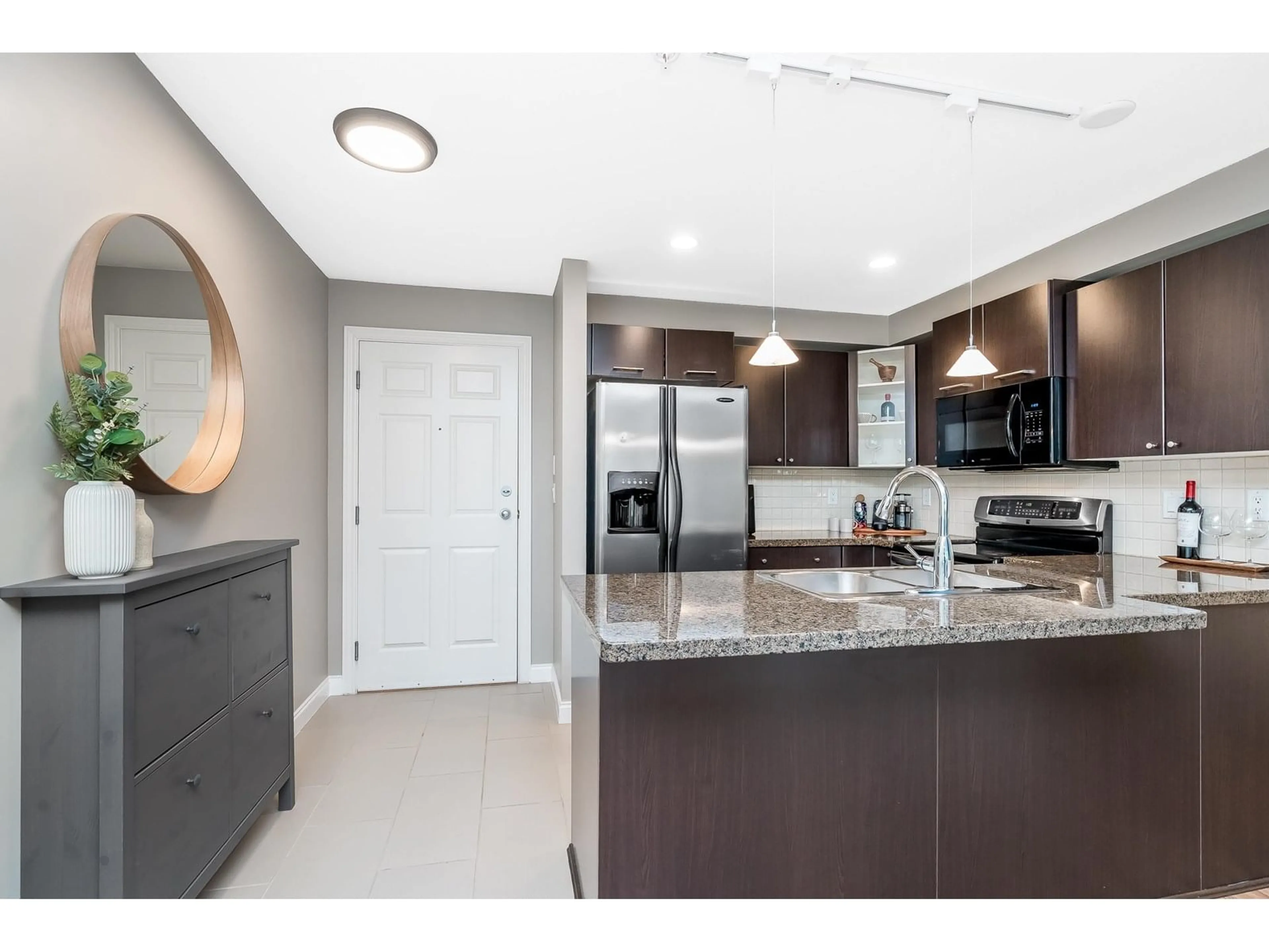 Open concept kitchen, ceramic/tile floor for 107 - 5454 198, Langley British Columbia V3A1G2