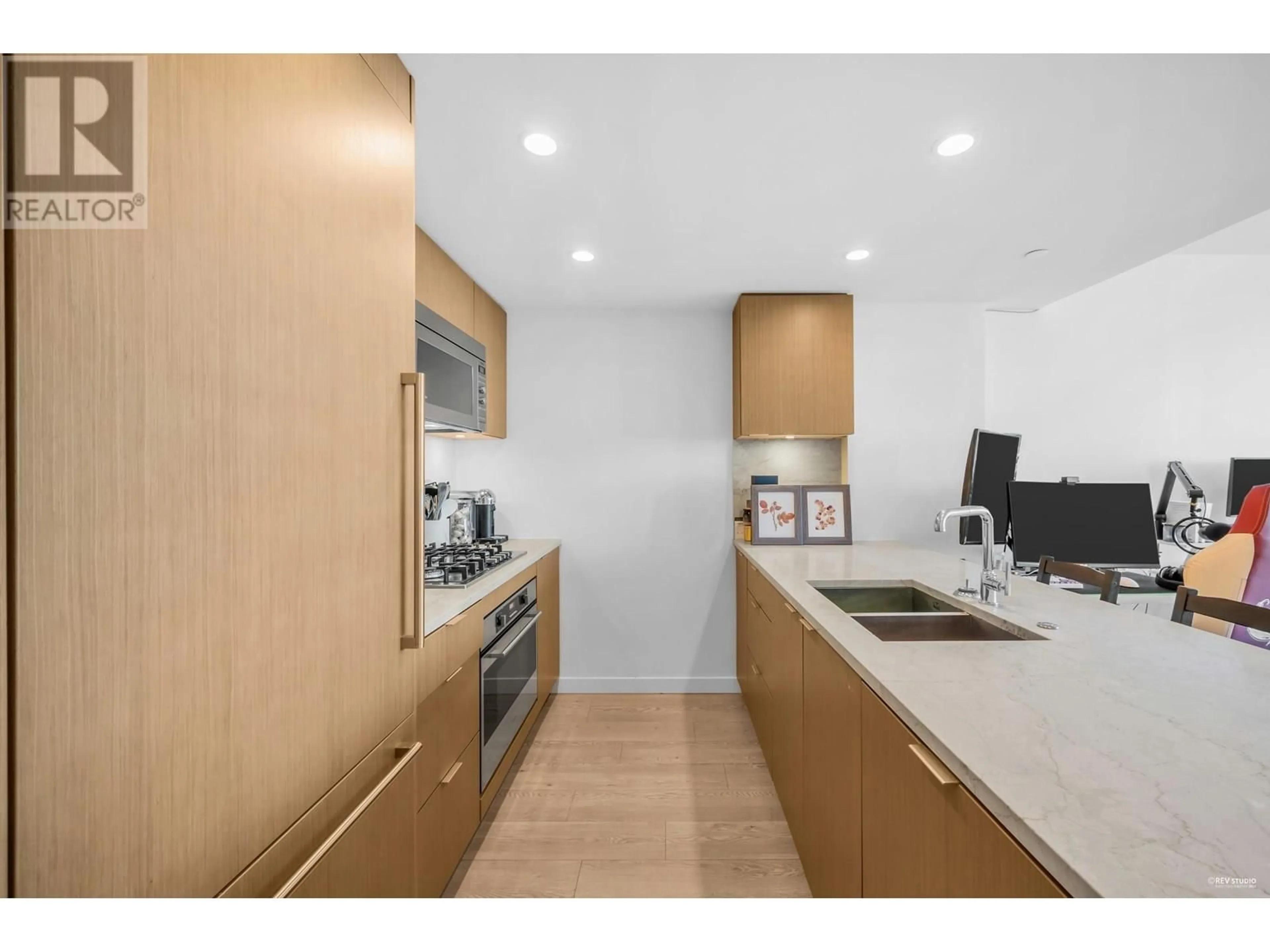 Standard kitchen, unknown for 2101 - 125 14TH STREET, North Vancouver British Columbia V7L0E6