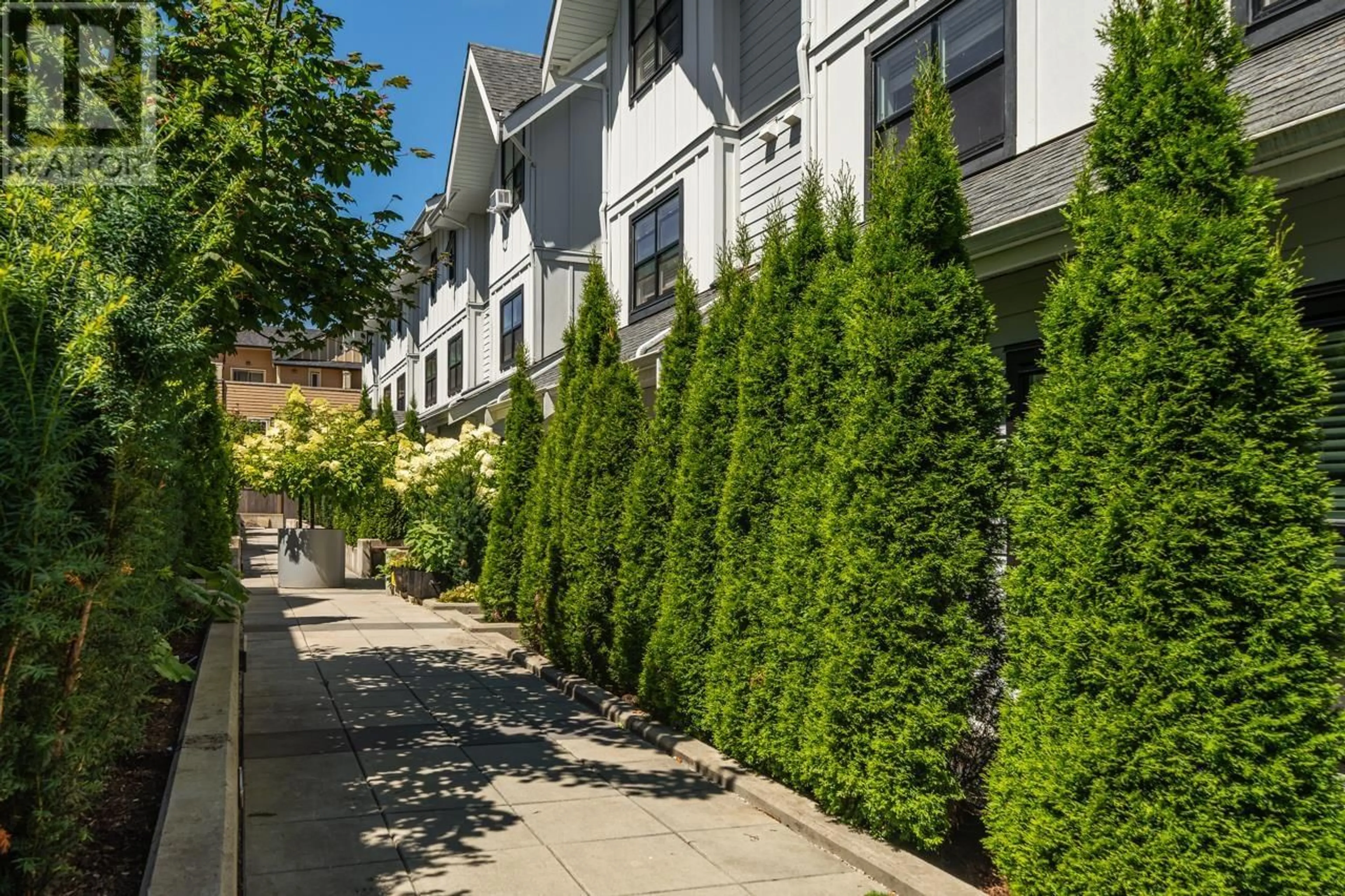 Patio, street for 402 - 6933 ARCOLA STREET, Burnaby British Columbia V5E1H5