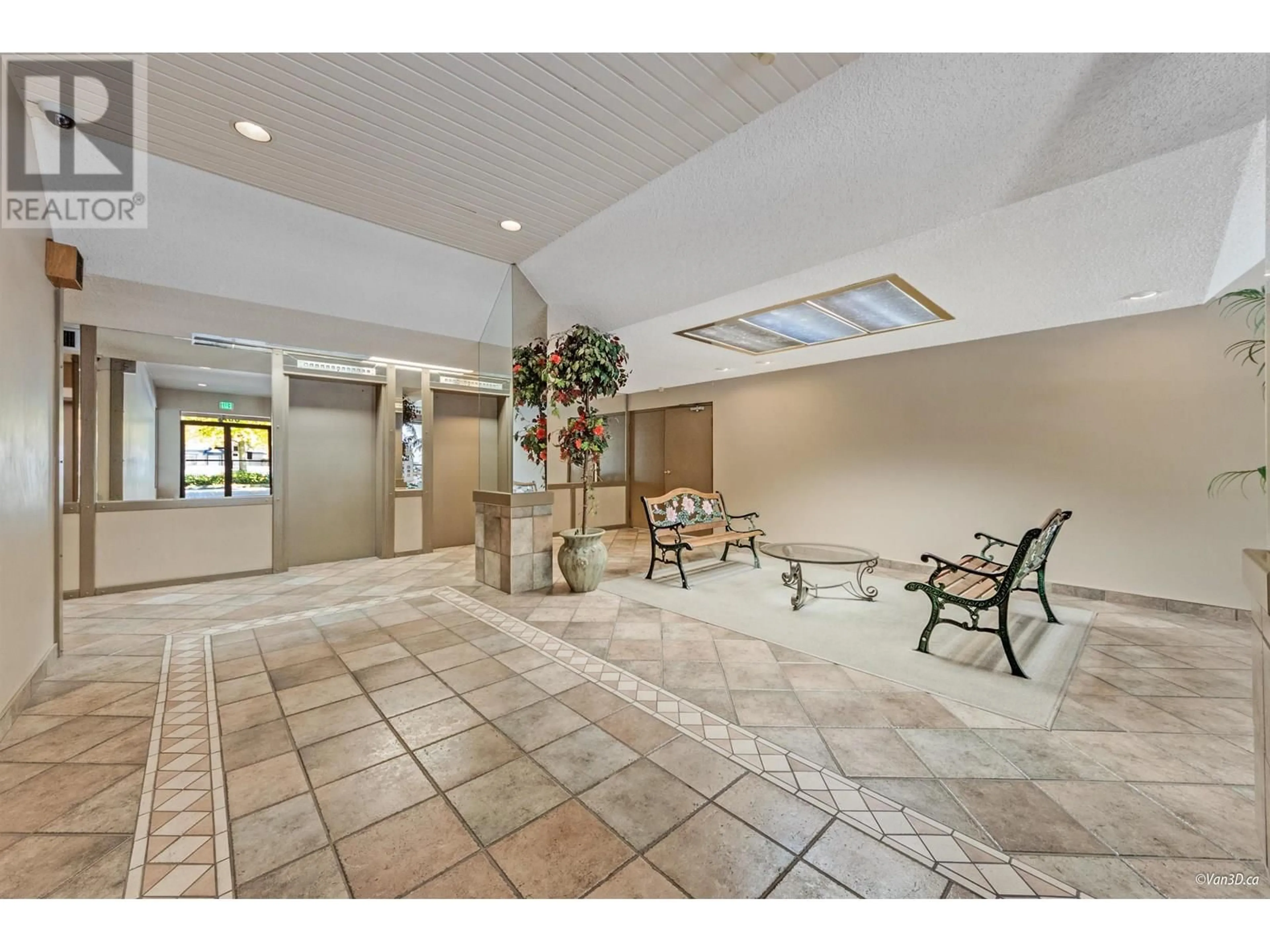 Indoor foyer for 304 - 7100 GILBERT ROAD, Richmond British Columbia V7C5C3