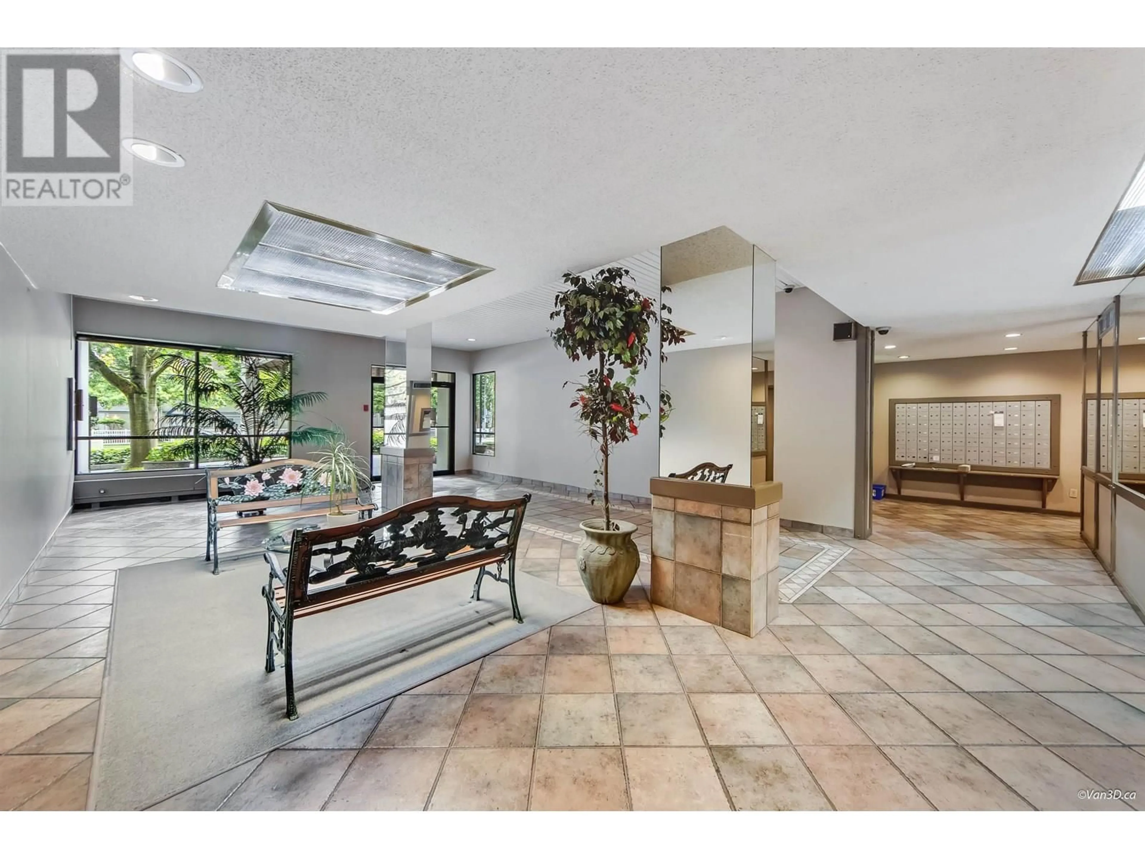 Indoor foyer for 304 - 7100 GILBERT ROAD, Richmond British Columbia V7C5C3