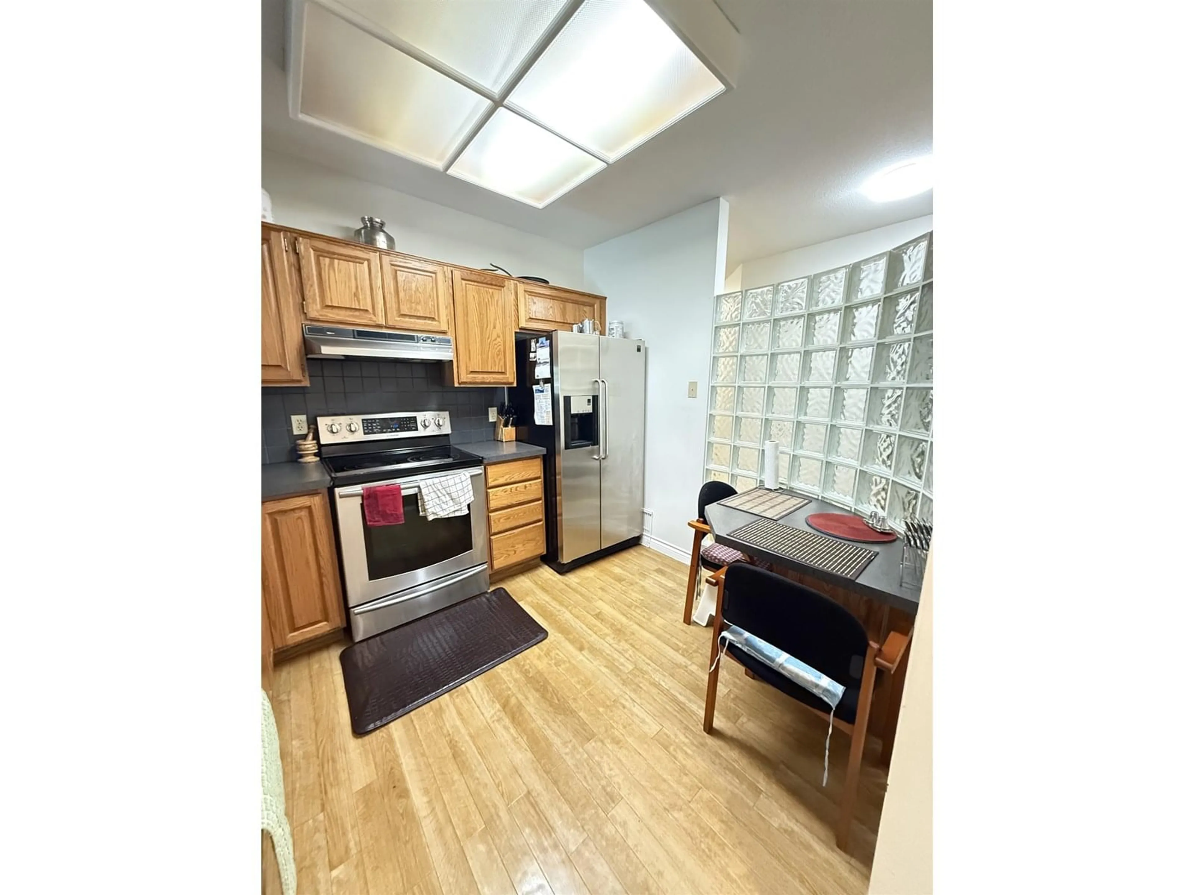 Standard kitchen, unknown for 207 - 1255 BEST, White Rock British Columbia V4B4E1
