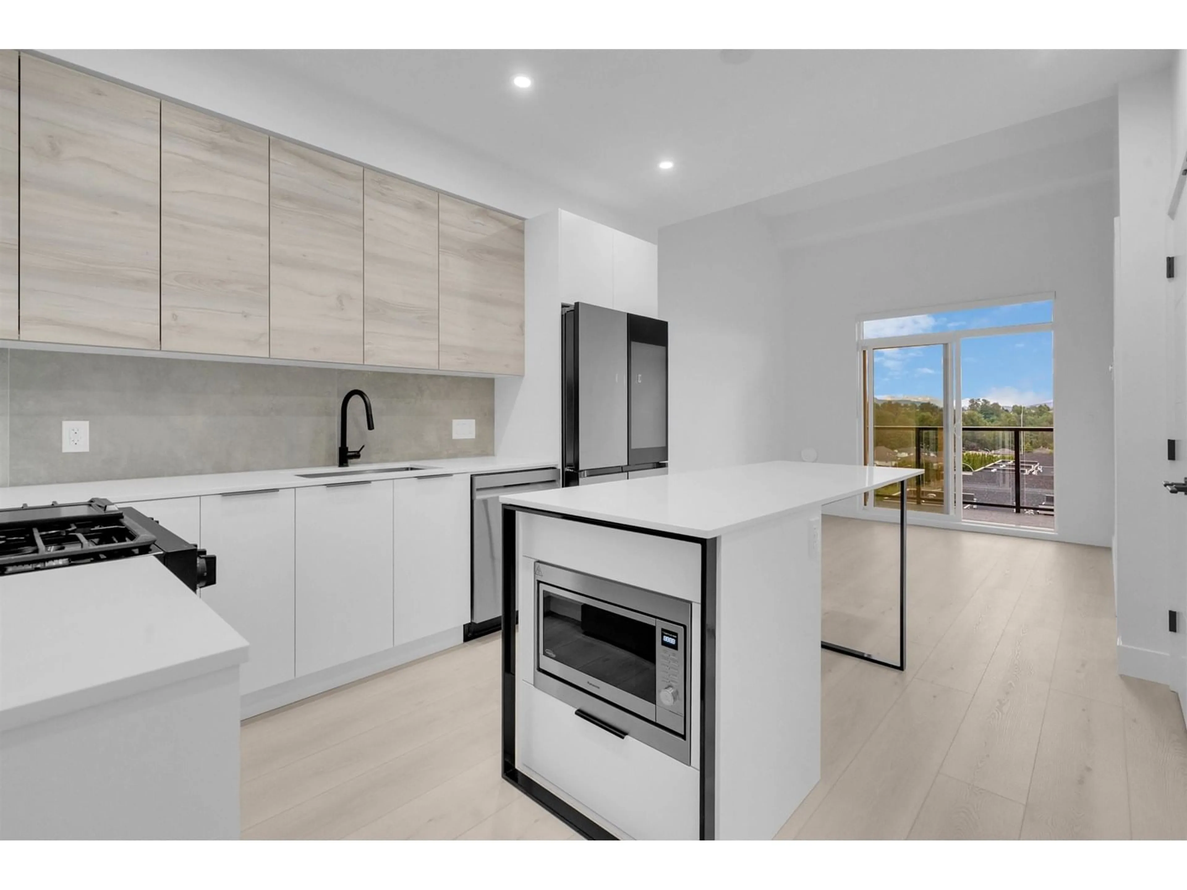 Open concept kitchen, ceramic/tile floor for 608 - 30490 CARDINAL, Abbotsford British Columbia V2T0C5