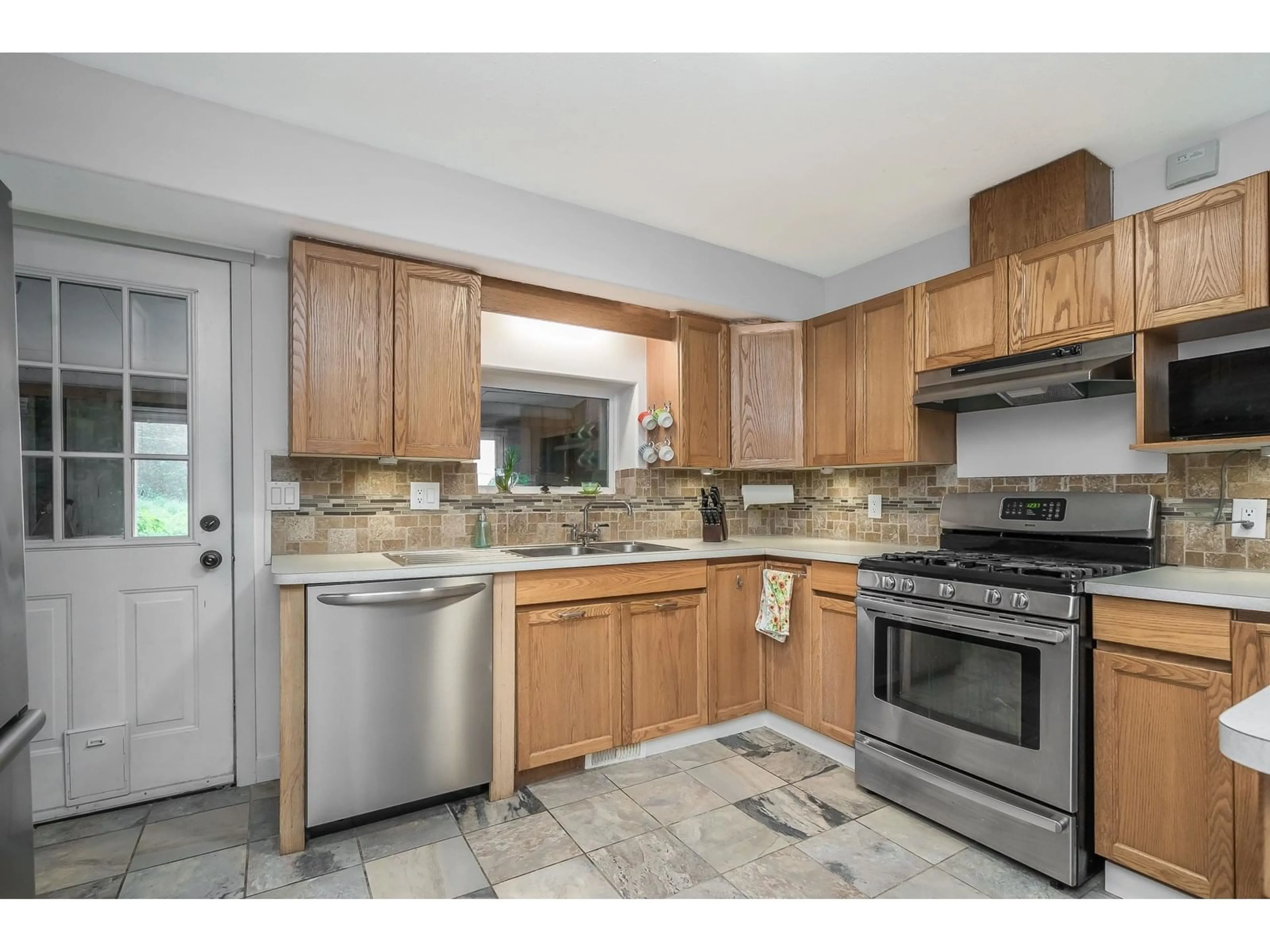 Standard kitchen, ceramic/tile floor for 28995 MCTAVISH, Abbotsford British Columbia V4X2E7