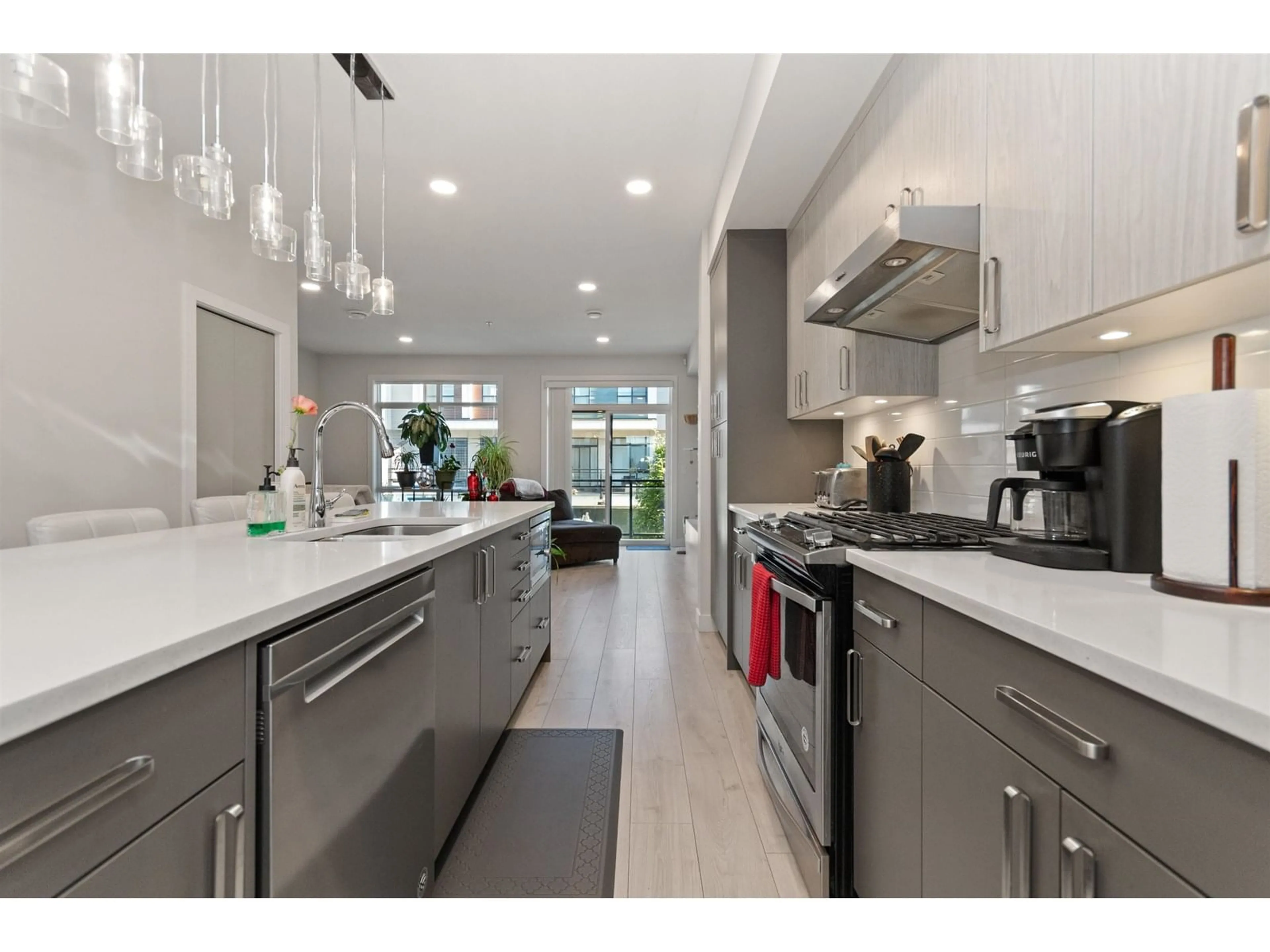 Contemporary kitchen, ceramic/tile floor for 131 - 46150 THOMAS ROAD, Chilliwack British Columbia V2R6B3