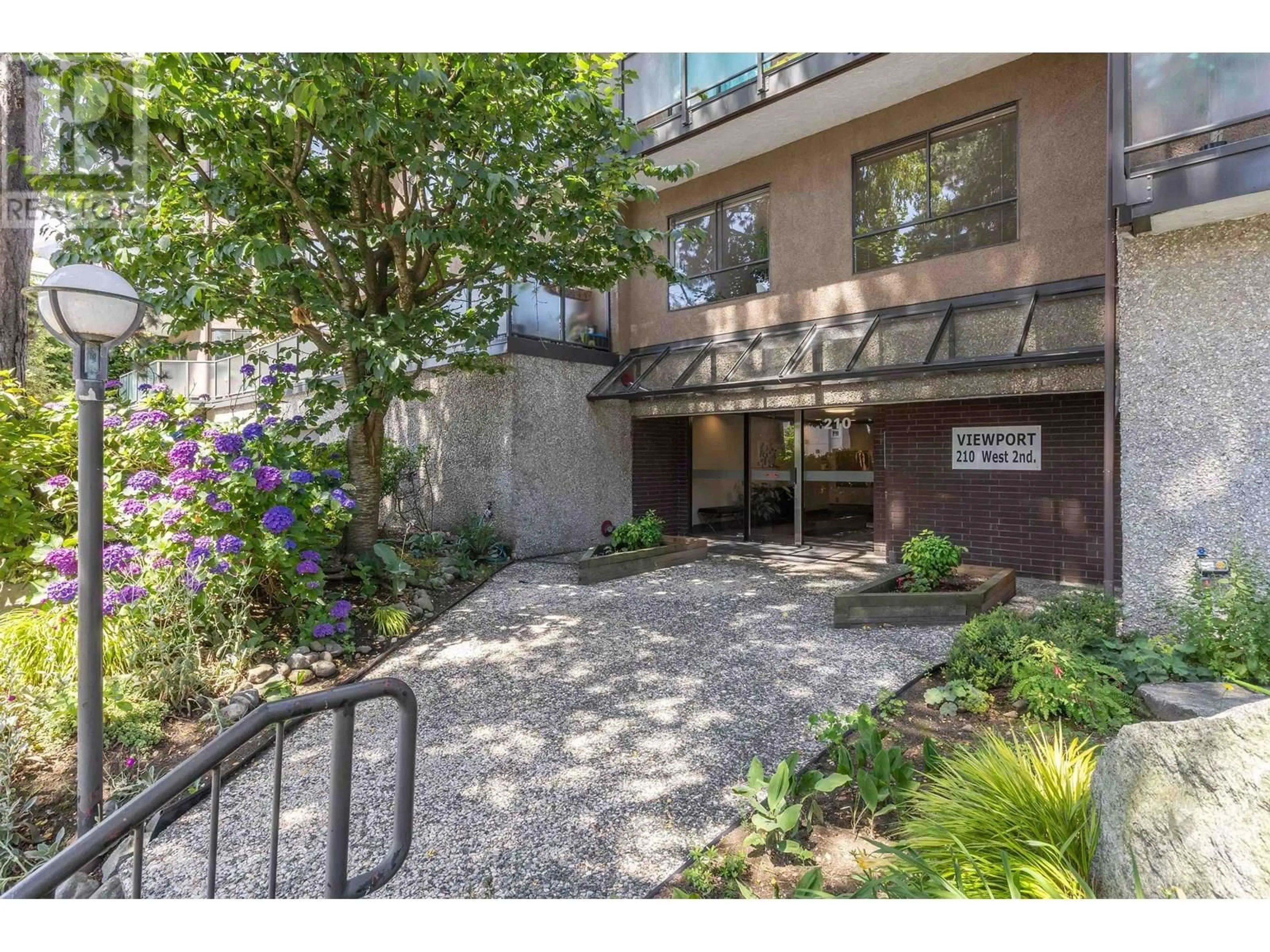 Indoor foyer for 221 - 210 2ND STREET, North Vancouver British Columbia V7M1C6