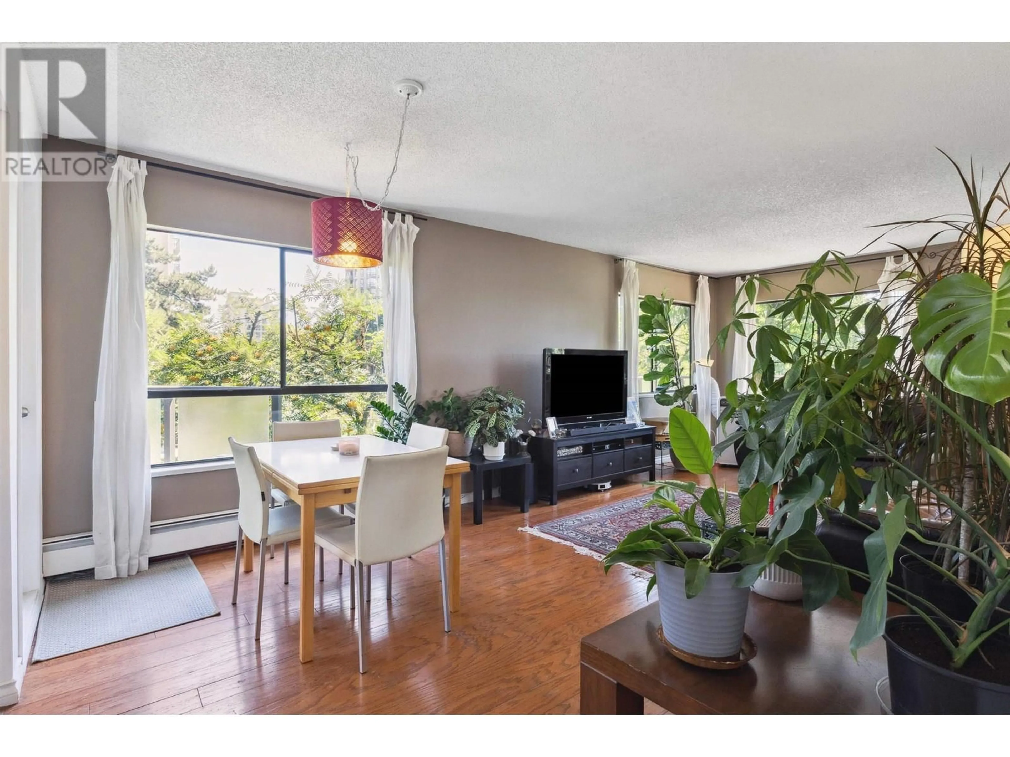 Living room with furniture, wood/laminate floor for 221 - 210 2ND STREET, North Vancouver British Columbia V7M1C6