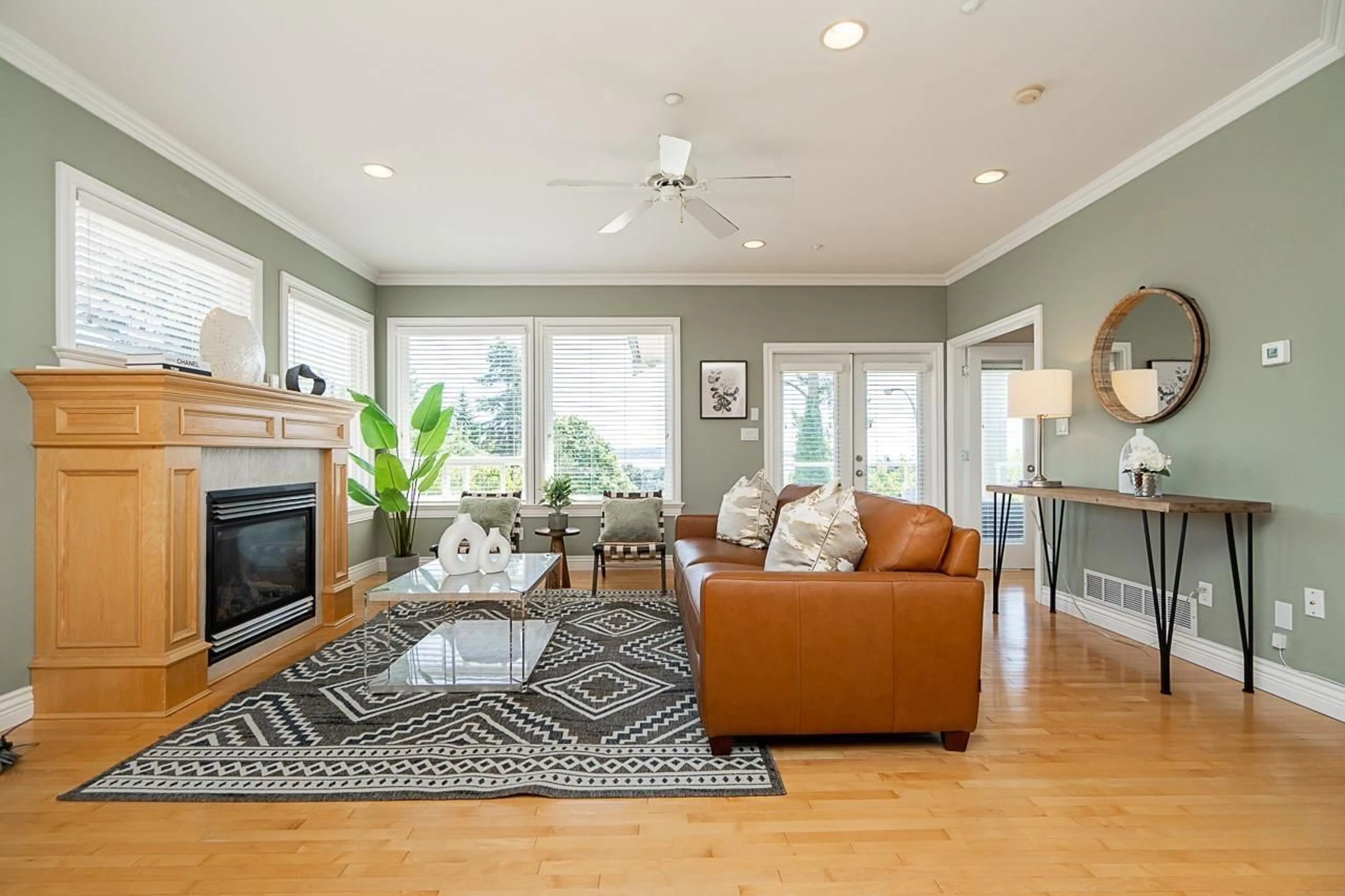 Living room with furniture, unknown for 15645 PACIFIC, White Rock British Columbia V4B1S1