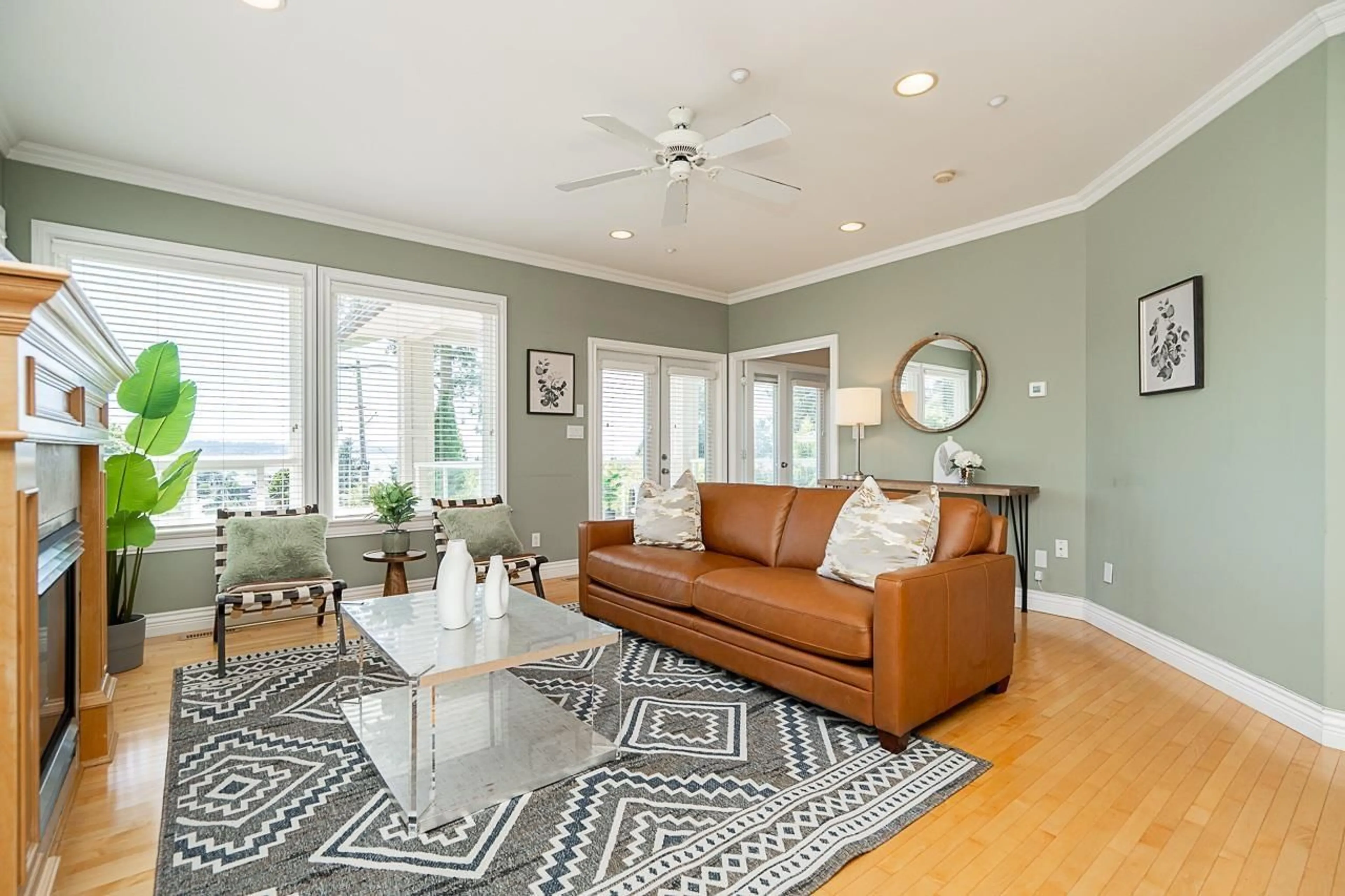 Living room with furniture, unknown for 15645 PACIFIC, White Rock British Columbia V4B1S1