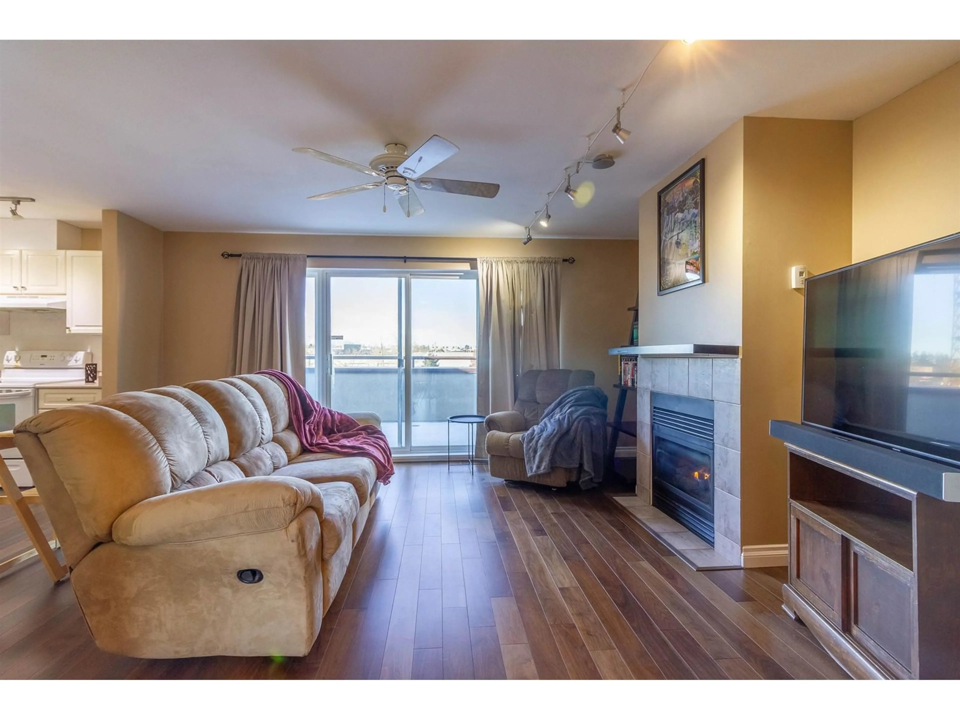 Living room with furniture, wood/laminate floor for 405 - 7505 138, Surrey British Columbia V3W0W6
