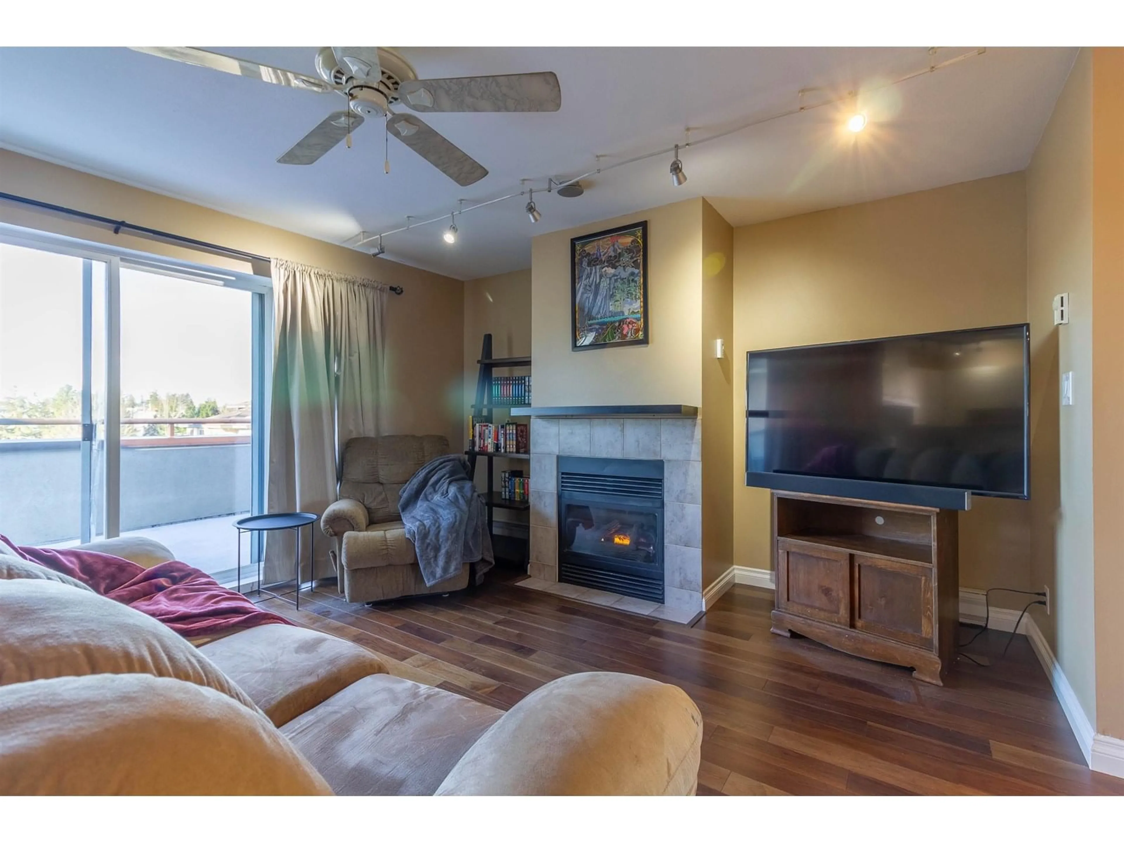 Living room with furniture, wood/laminate floor for 405 - 7505 138, Surrey British Columbia V3W0W6