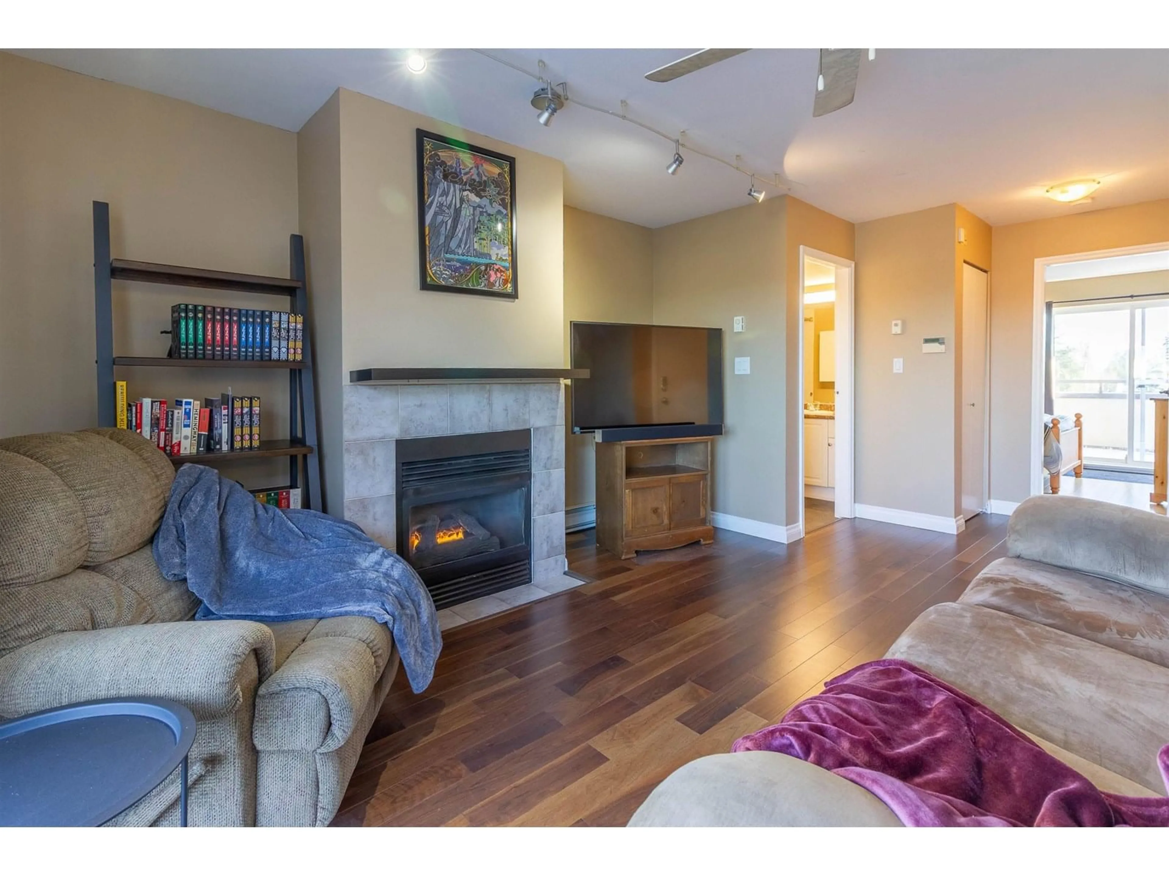 Living room with furniture, wood/laminate floor for 405 - 7505 138, Surrey British Columbia V3W0W6