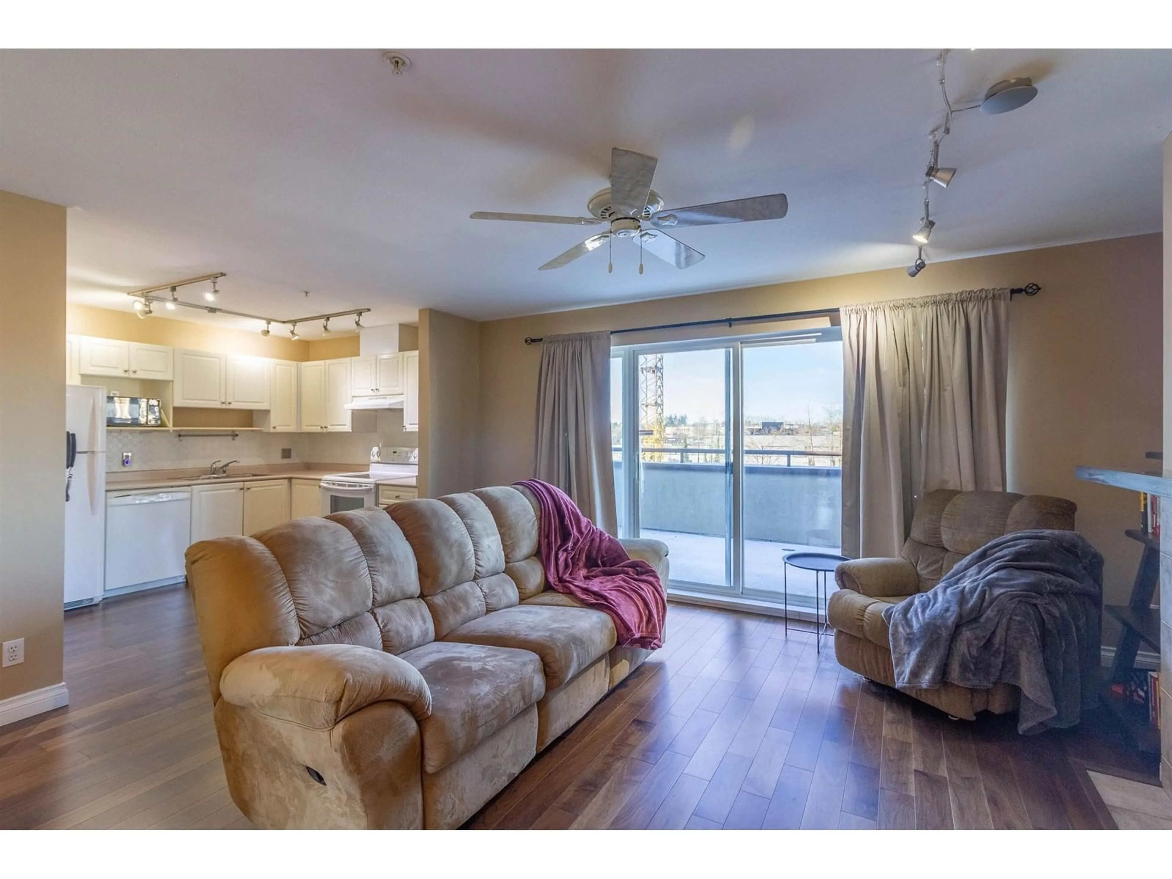 Living room with furniture, wood/laminate floor for 405 - 7505 138, Surrey British Columbia V3W0W6