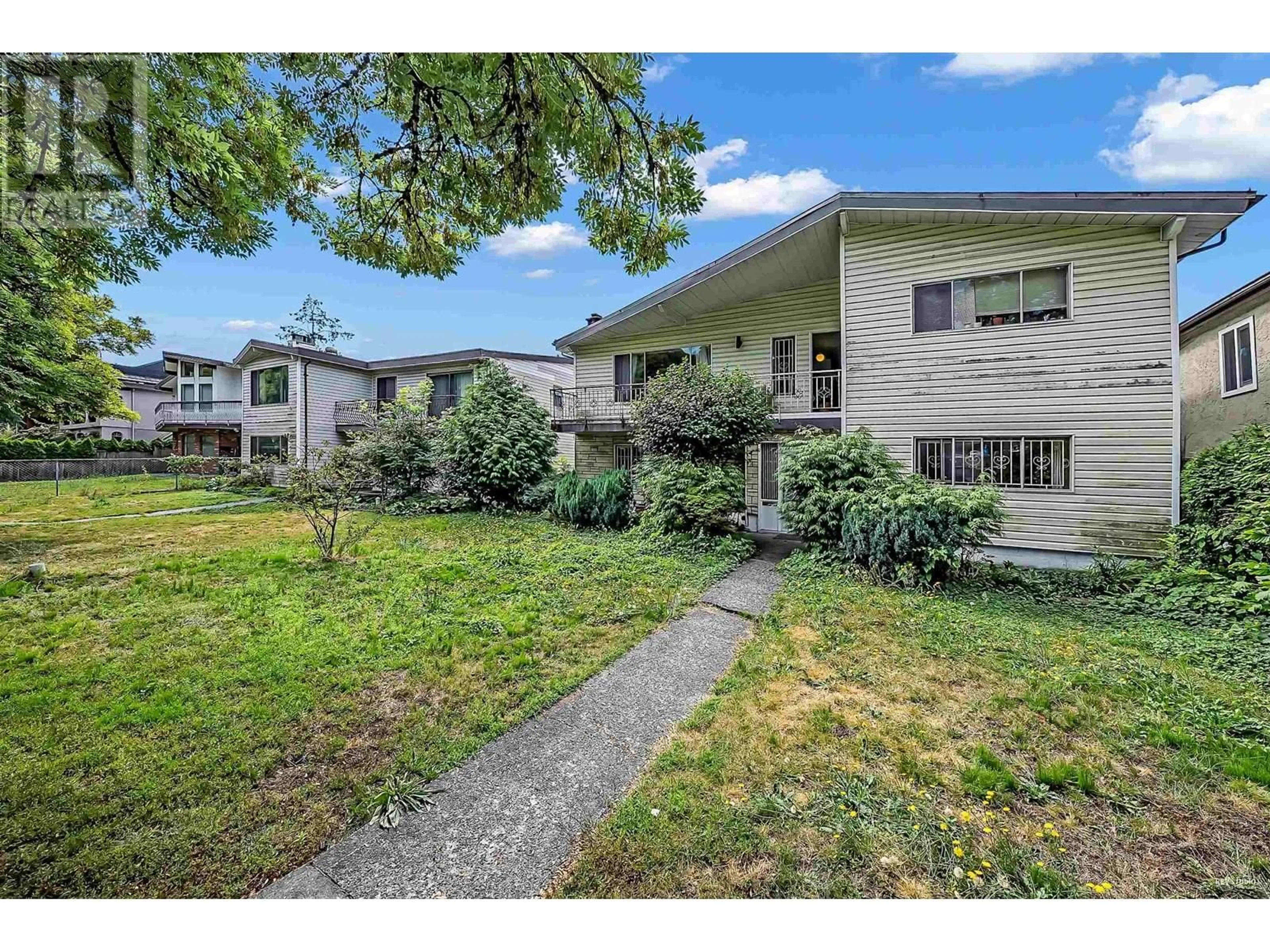 A pic from outside/outdoor area/front of a property/back of a property/a pic from drone, street for 744 19TH AVENUE, Vancouver British Columbia V5V1K3