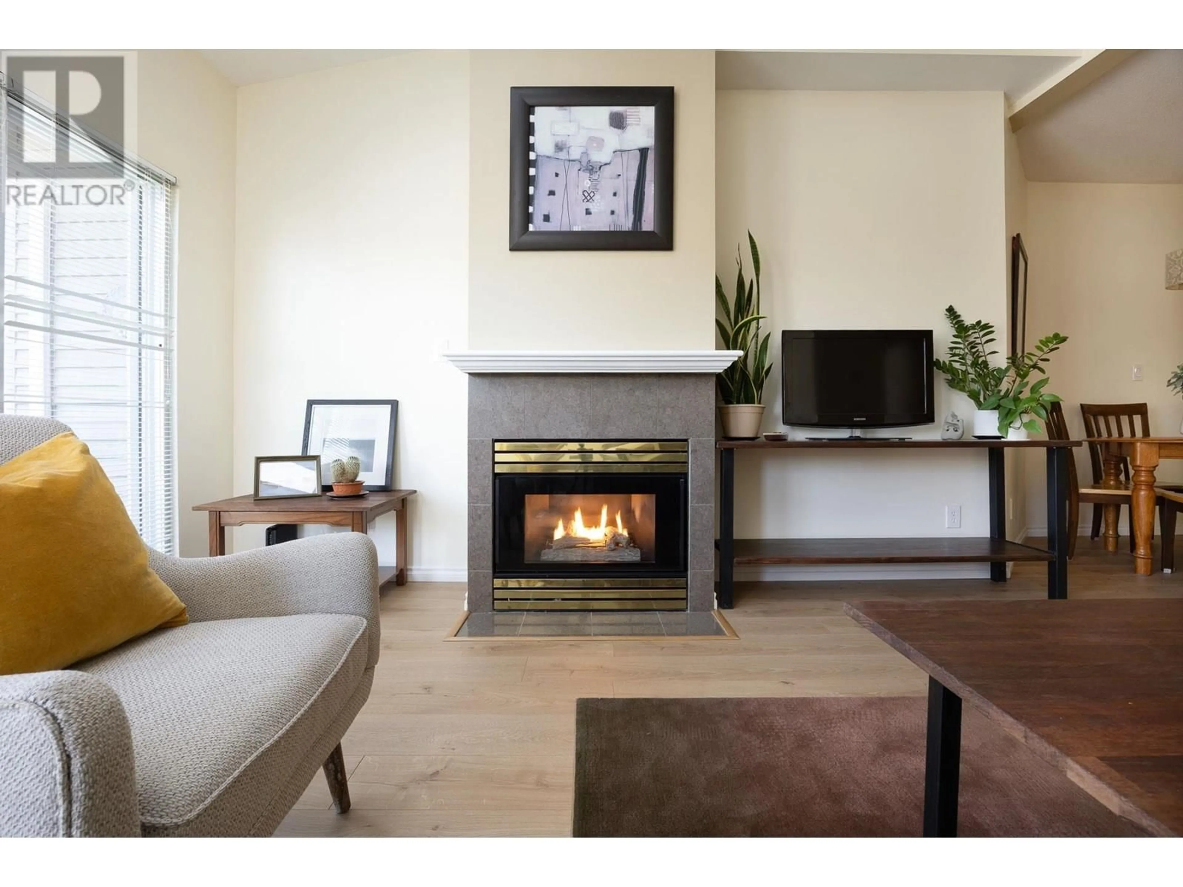 Living room with furniture, wood/laminate floor for 1122 O'FLAHERTY GATE, Port Coquitlam British Columbia V3C6H2