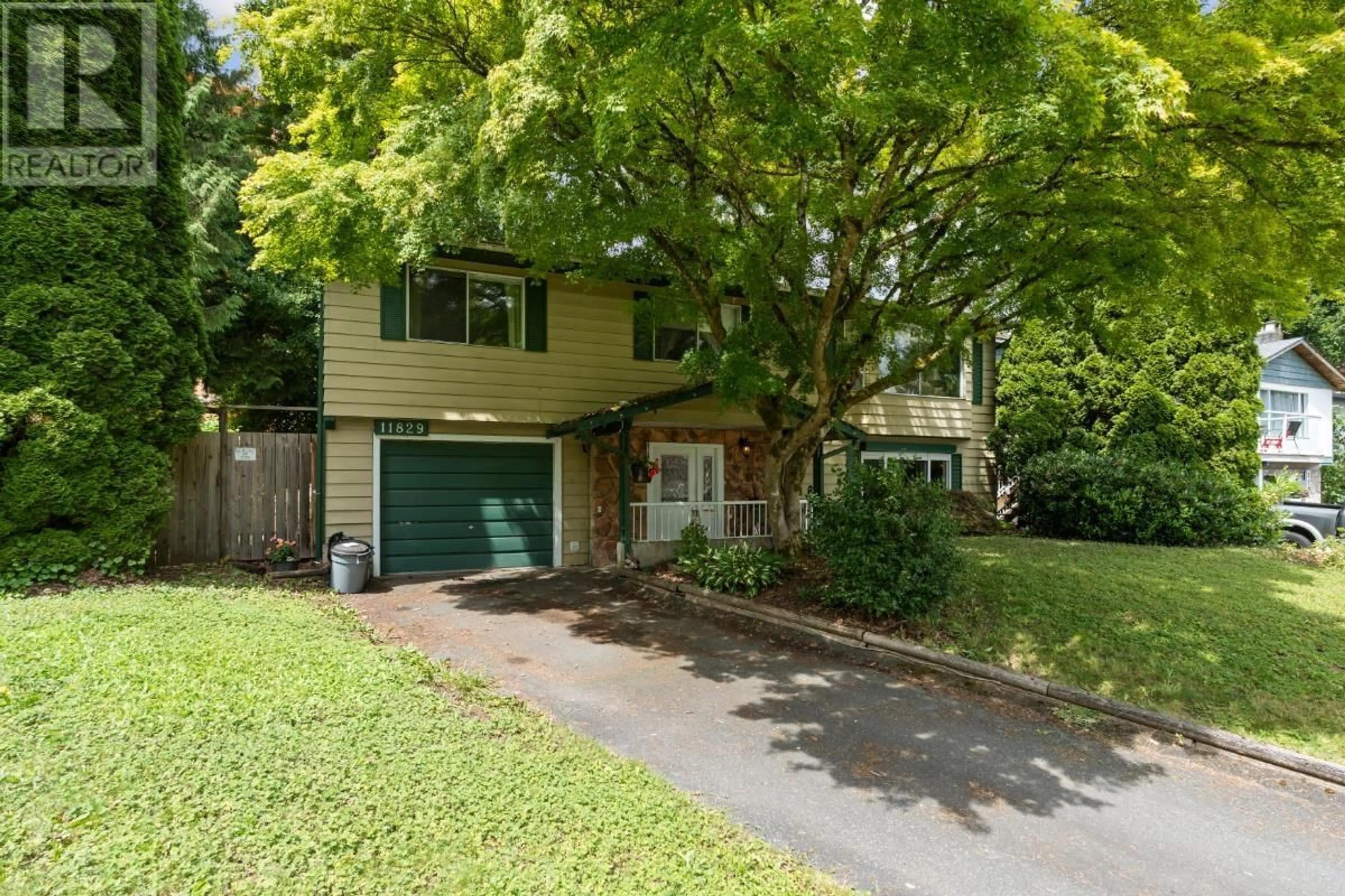 Home with vinyl exterior material, street for 11829 218 STREET, Maple Ridge British Columbia V2X7W1