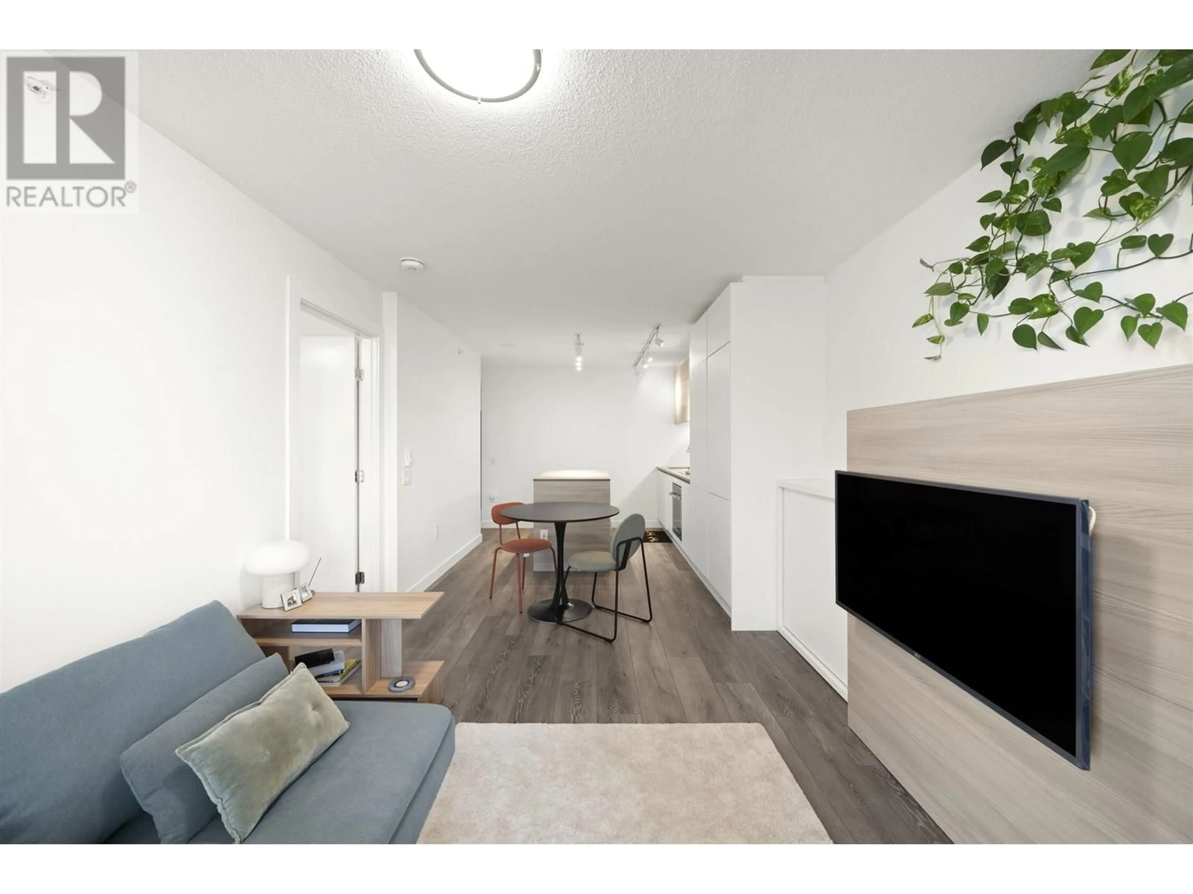 Living room with furniture, wood/laminate floor for 706 - 988 QUAYSIDE DRIVE, New Westminster British Columbia V3M0L5