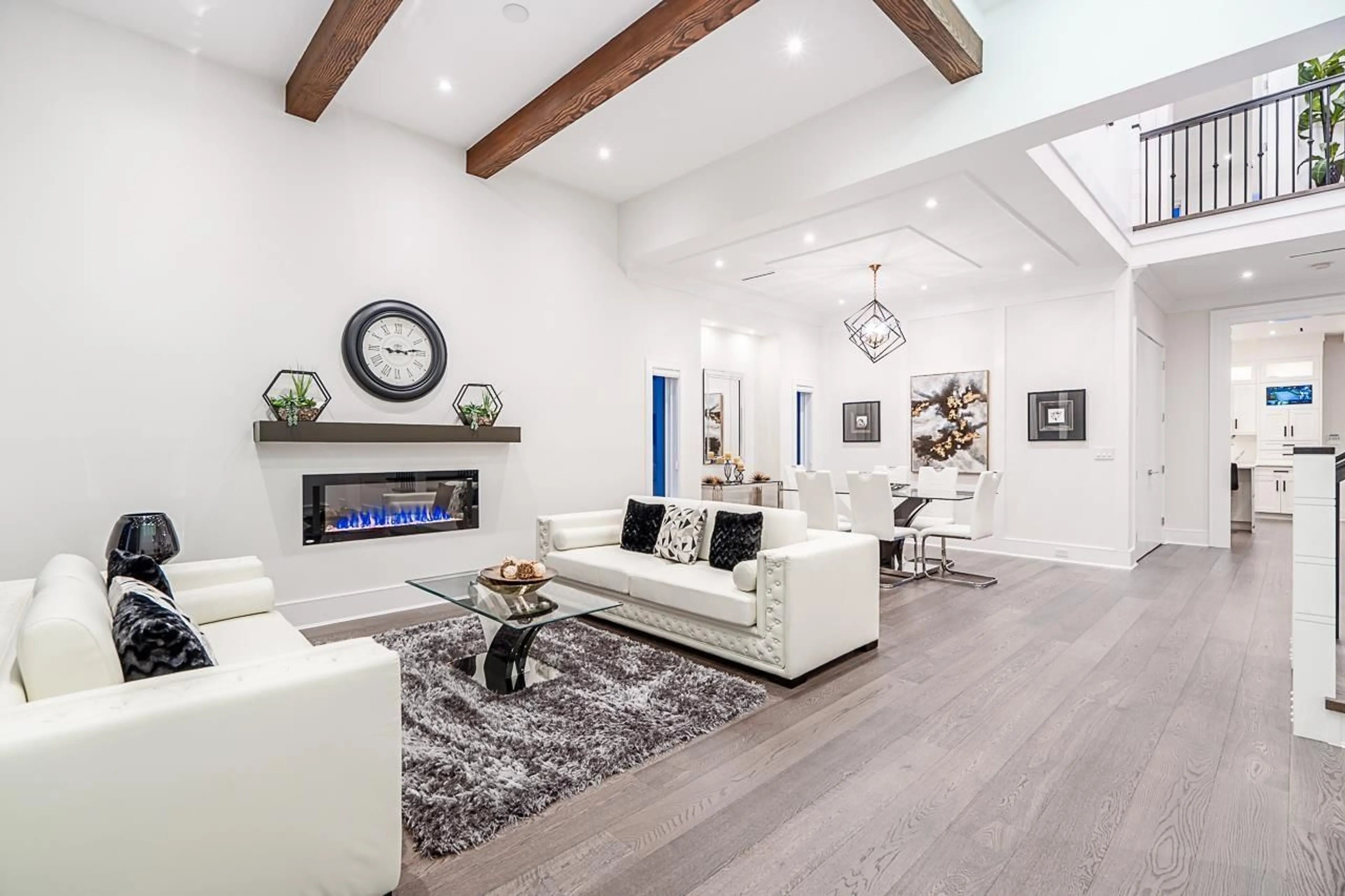 Living room with furniture, wood/laminate floor for 9820 179, Surrey British Columbia V4N4J5